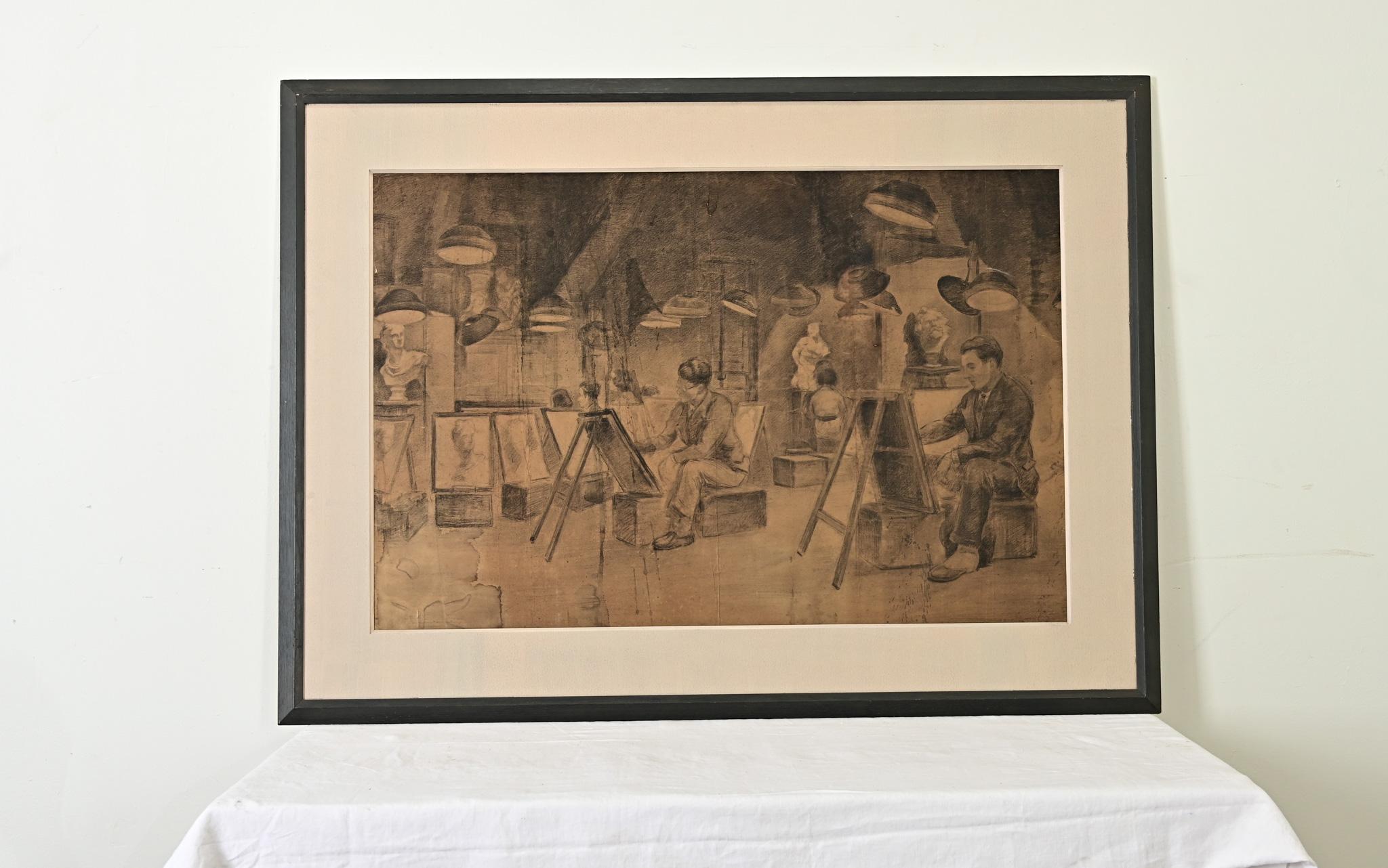 Questo studio a carboncino incorniciato, risalente all'Inghilterra degli anni '20, attira l'osservatore in un paesaggio accademico in cui gli studenti al cavalletto si concentrano su studi di figure, utilizzando busti e modelli di torso come