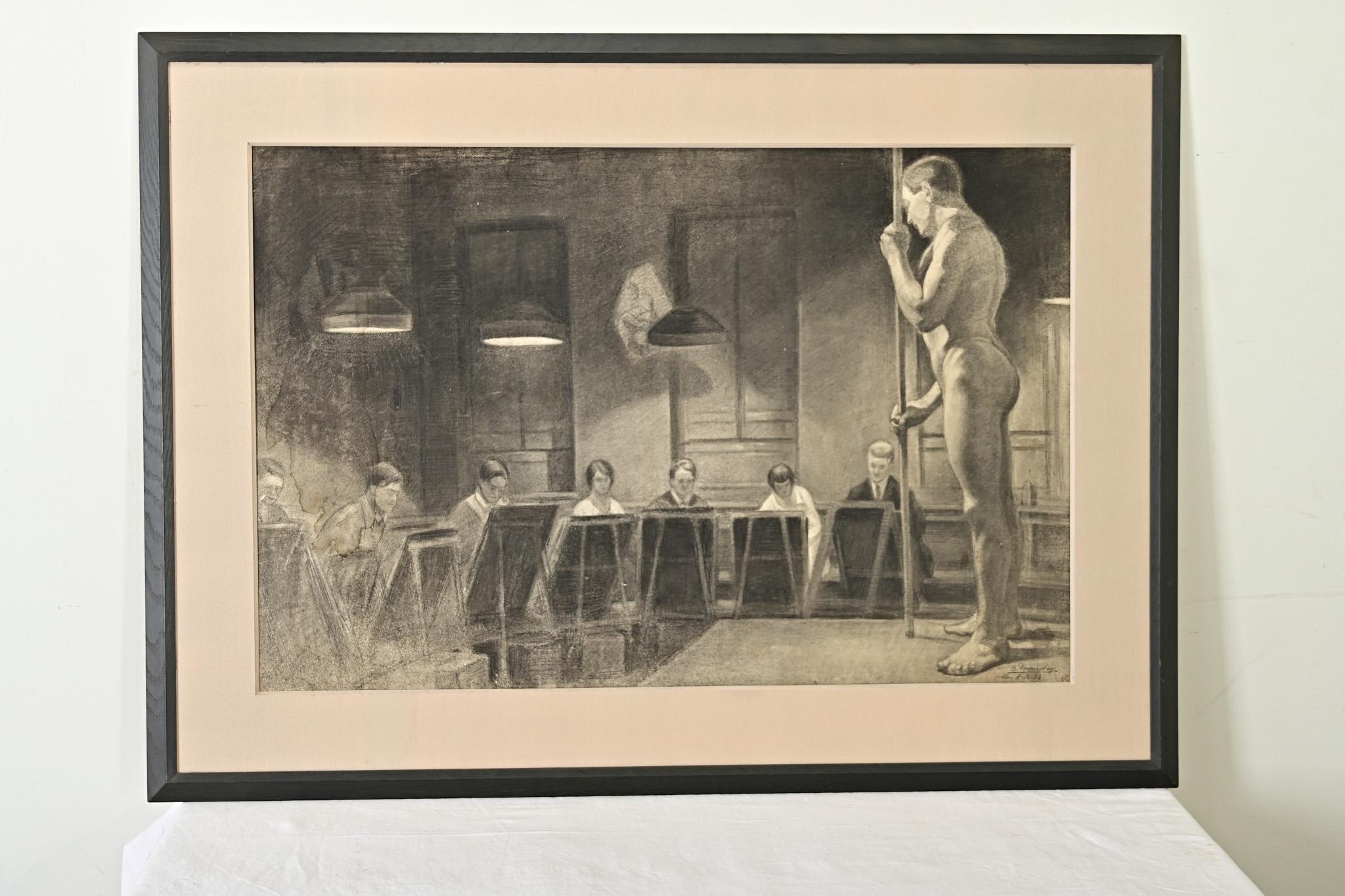 Estudio de figura a carboncillo enmarcado de los años 20 ingleses de una clase de dibujo al natural en curso. Con notable talento, el artista ha construido una tensa escena dominada por el modelo masculino desnudo al frente de la clase (extremo