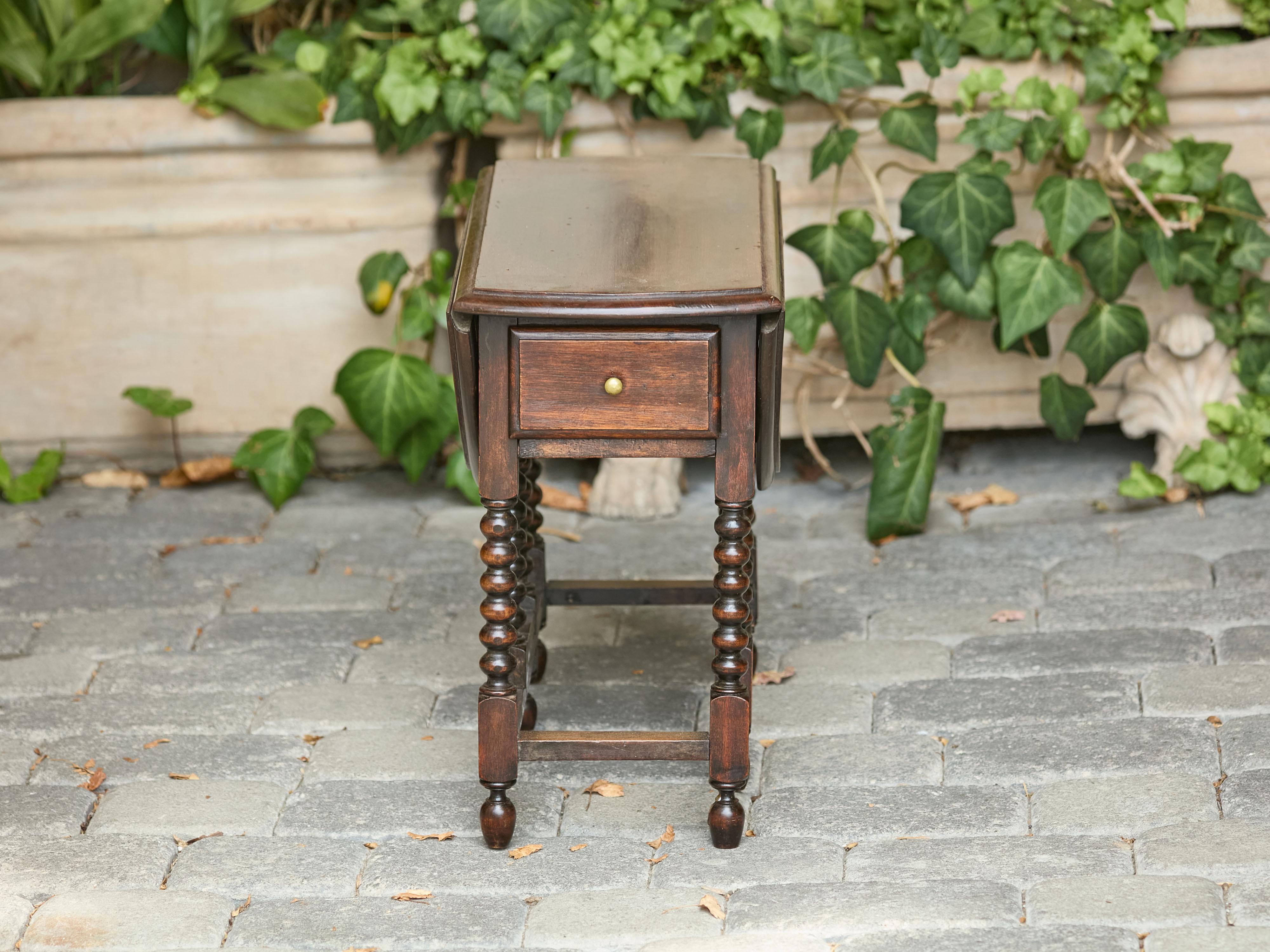 Table à abattants anglaise des années 1920 avec pieds à bobine et tiroirs ultérieurs en vente 7