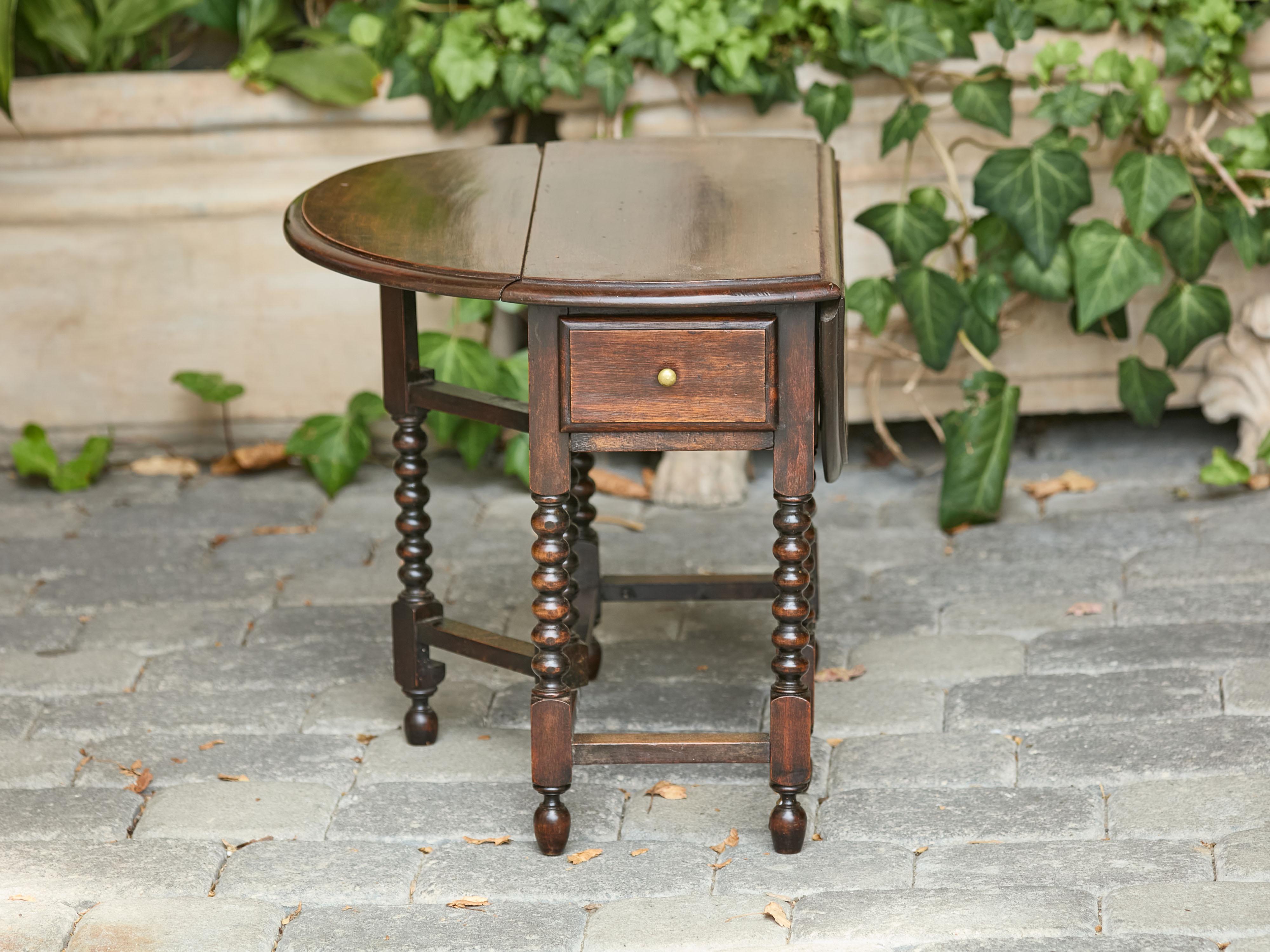 Table à abattants anglaise des années 1920 avec pieds à bobine et tiroirs ultérieurs en vente 8