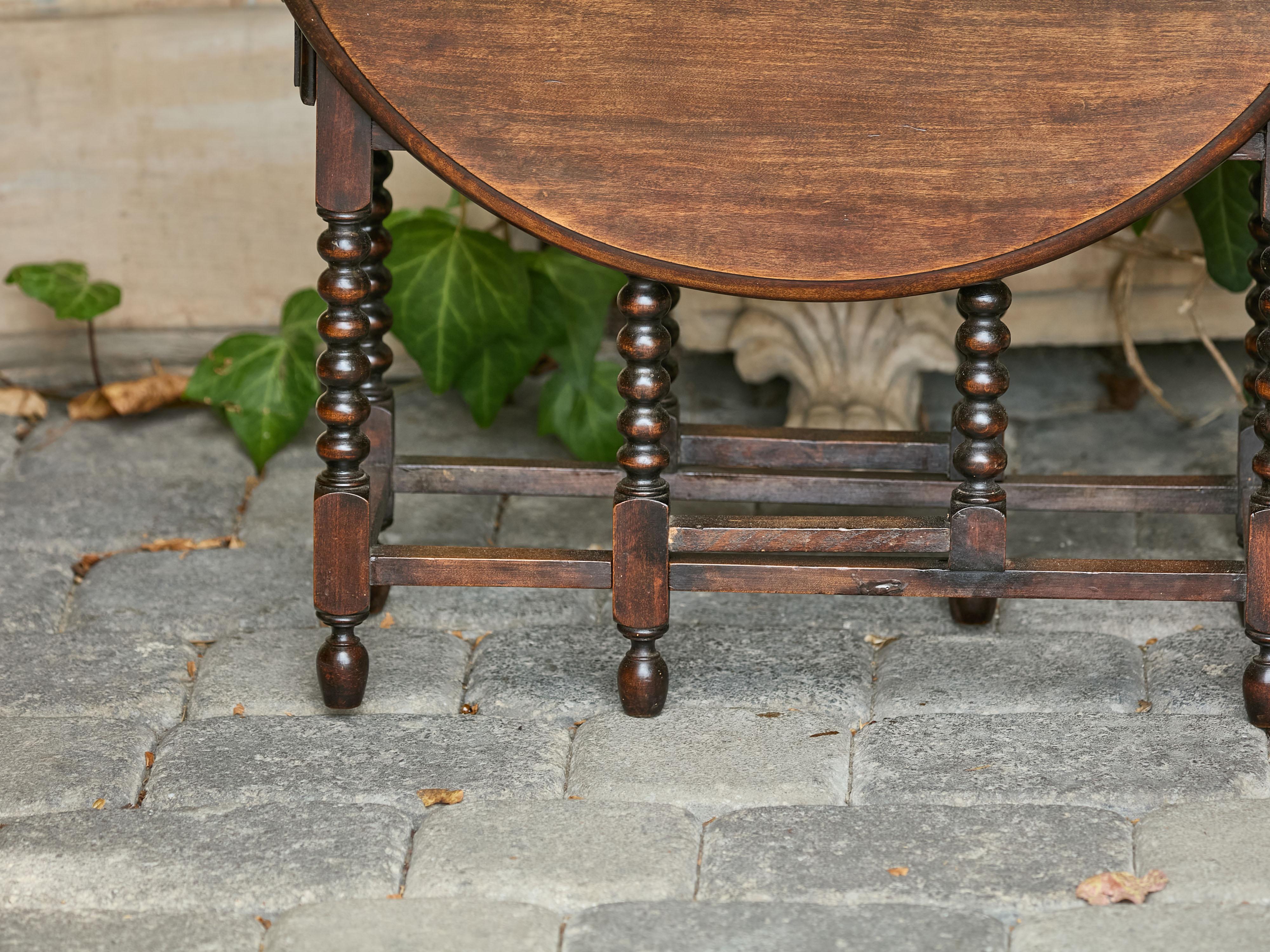 Anglais Table à abattants anglaise des années 1920 avec pieds à bobine et tiroirs ultérieurs en vente