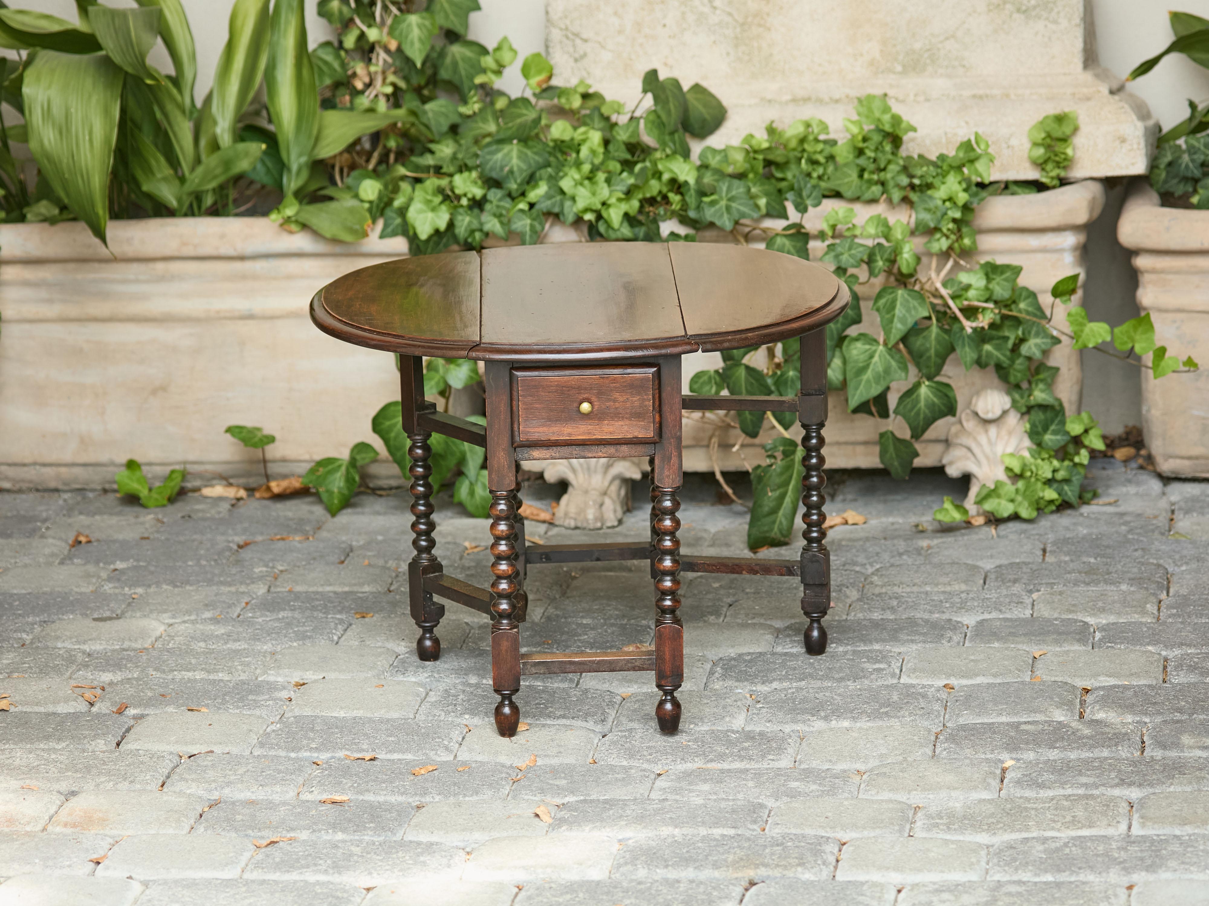 Table à abattants anglaise des années 1920 avec pieds à bobine et tiroirs ultérieurs en vente 24