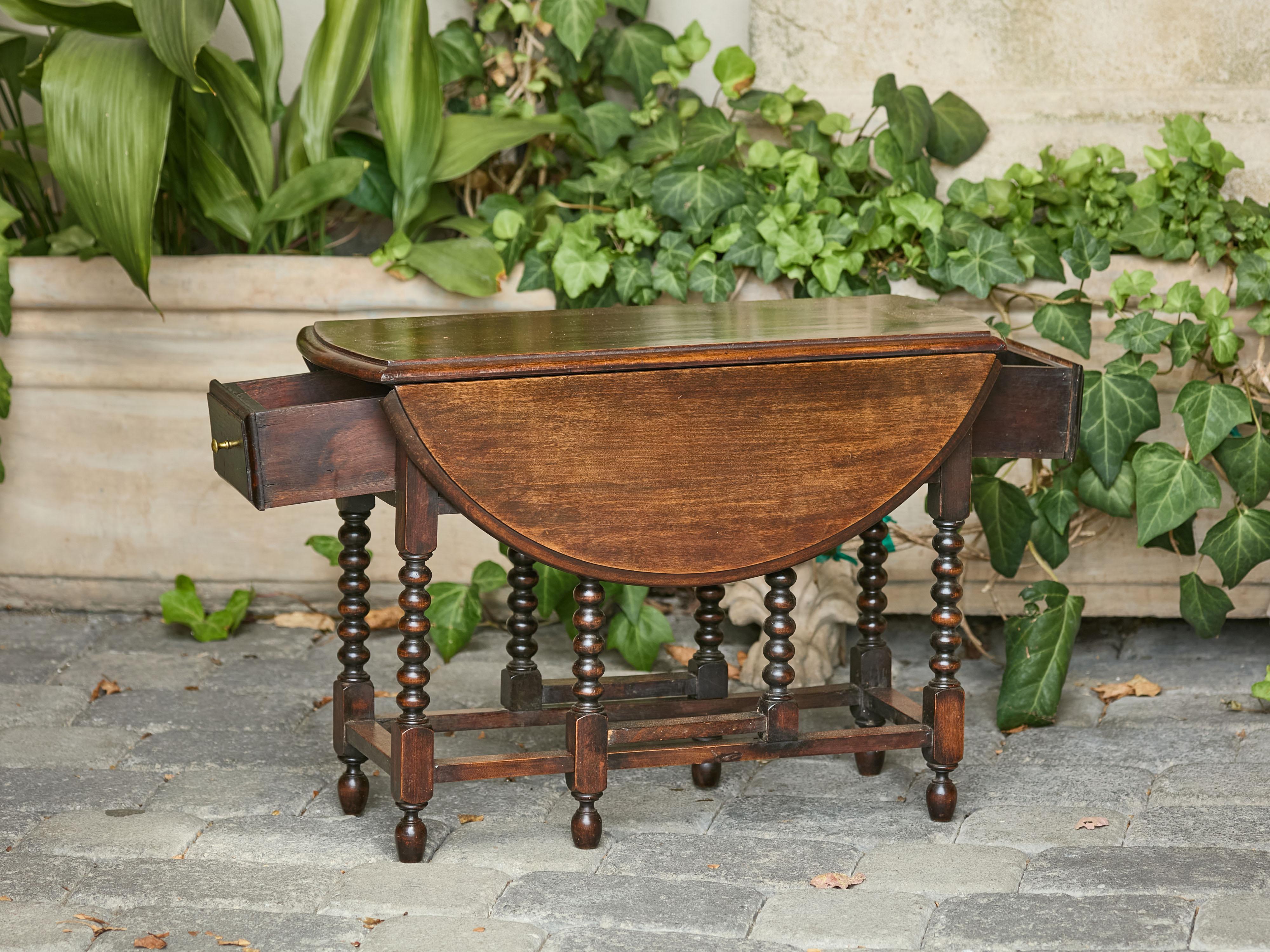 20ième siècle Table à abattants anglaise des années 1920 avec pieds à bobine et tiroirs ultérieurs en vente
