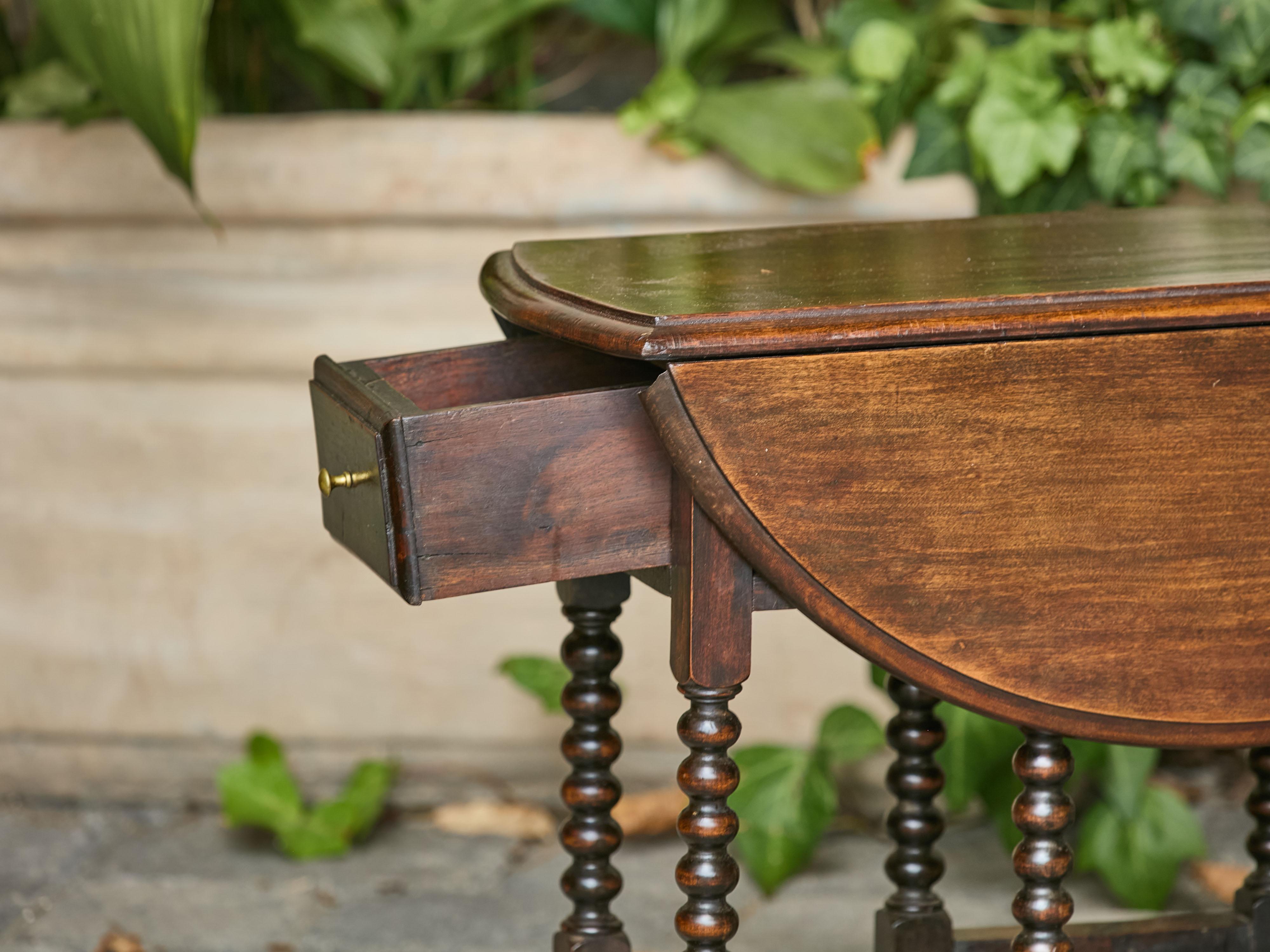 Laiton Table à abattants anglaise des années 1920 avec pieds à bobine et tiroirs ultérieurs en vente