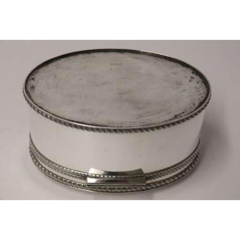 Art déco Boîte ovale bombée anglaise des années 1920 en métal argenté en vente