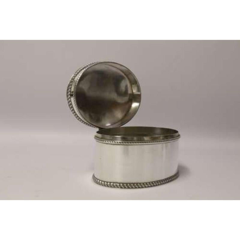 Boîte ovale bombée anglaise des années 1920 en métal argenté en vente 1