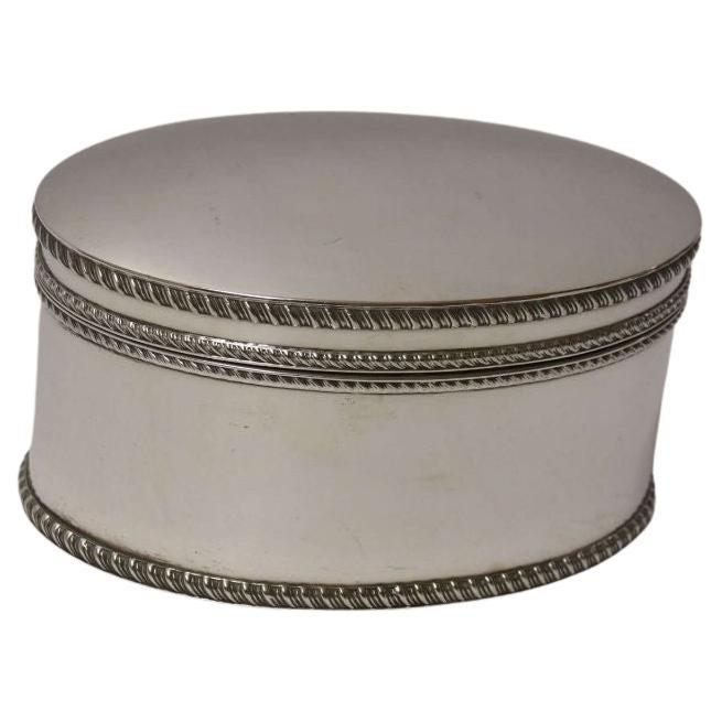 Boîte ovale bombée anglaise des années 1920 en métal argenté en vente