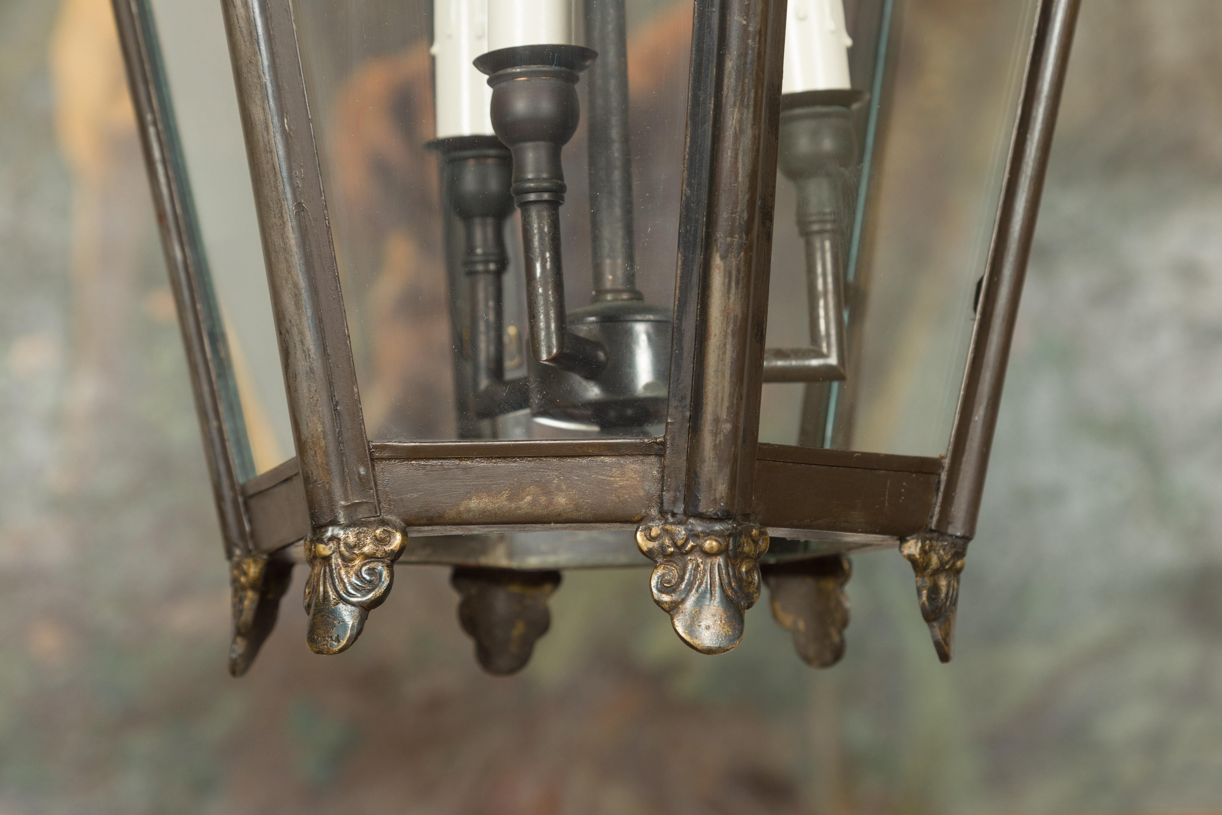 Englische dreiflammige verkabelte Bronzelaterne aus den 1920er Jahren mit Palmetten und Glasplatten im Angebot 7