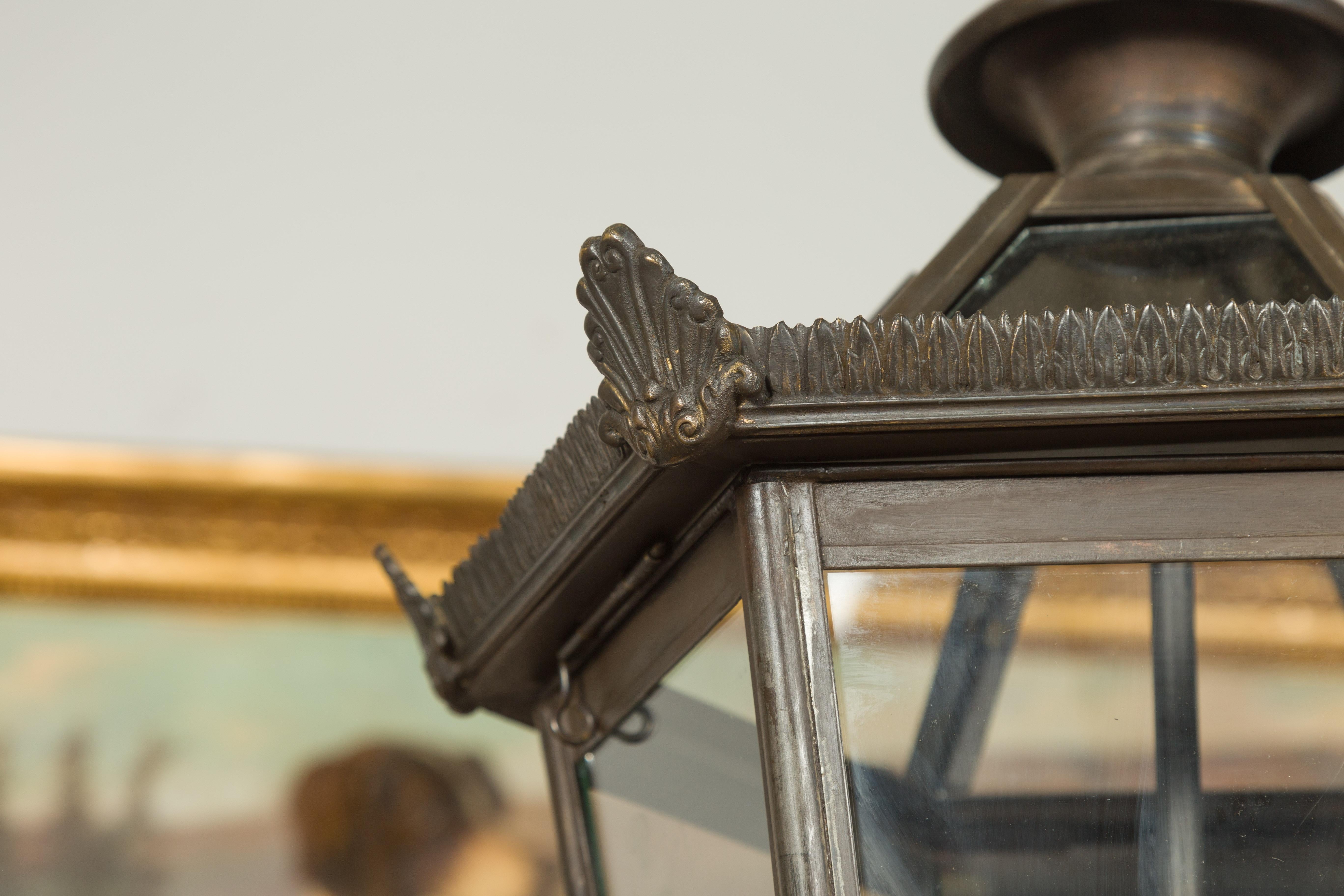 Englische dreiflammige verkabelte Bronzelaterne aus den 1920er Jahren mit Palmetten und Glasplatten im Angebot 9
