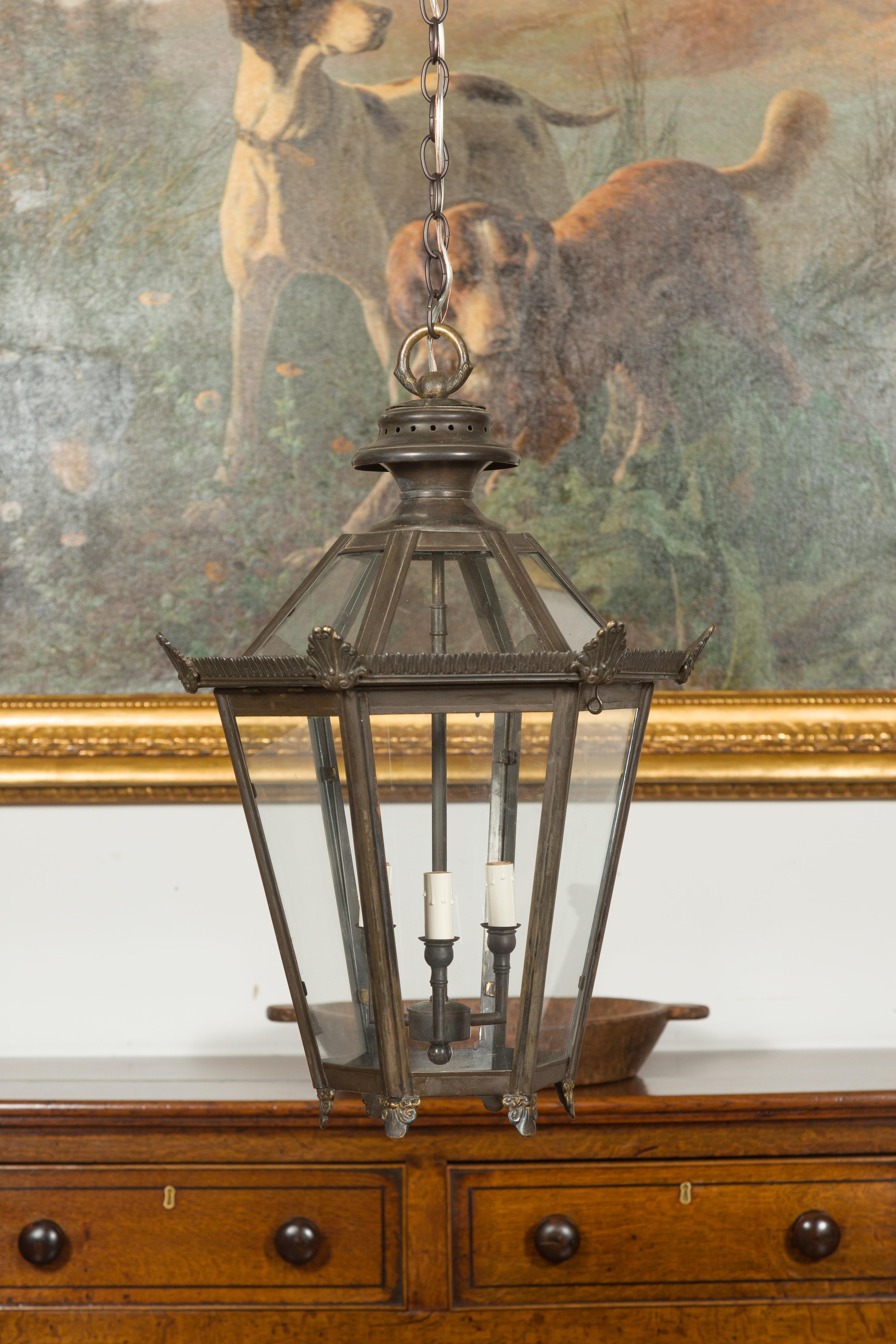 Englische dreiflammige verkabelte Bronzelaterne aus den 1920er Jahren mit Palmetten und Glasplatten (20. Jahrhundert) im Angebot