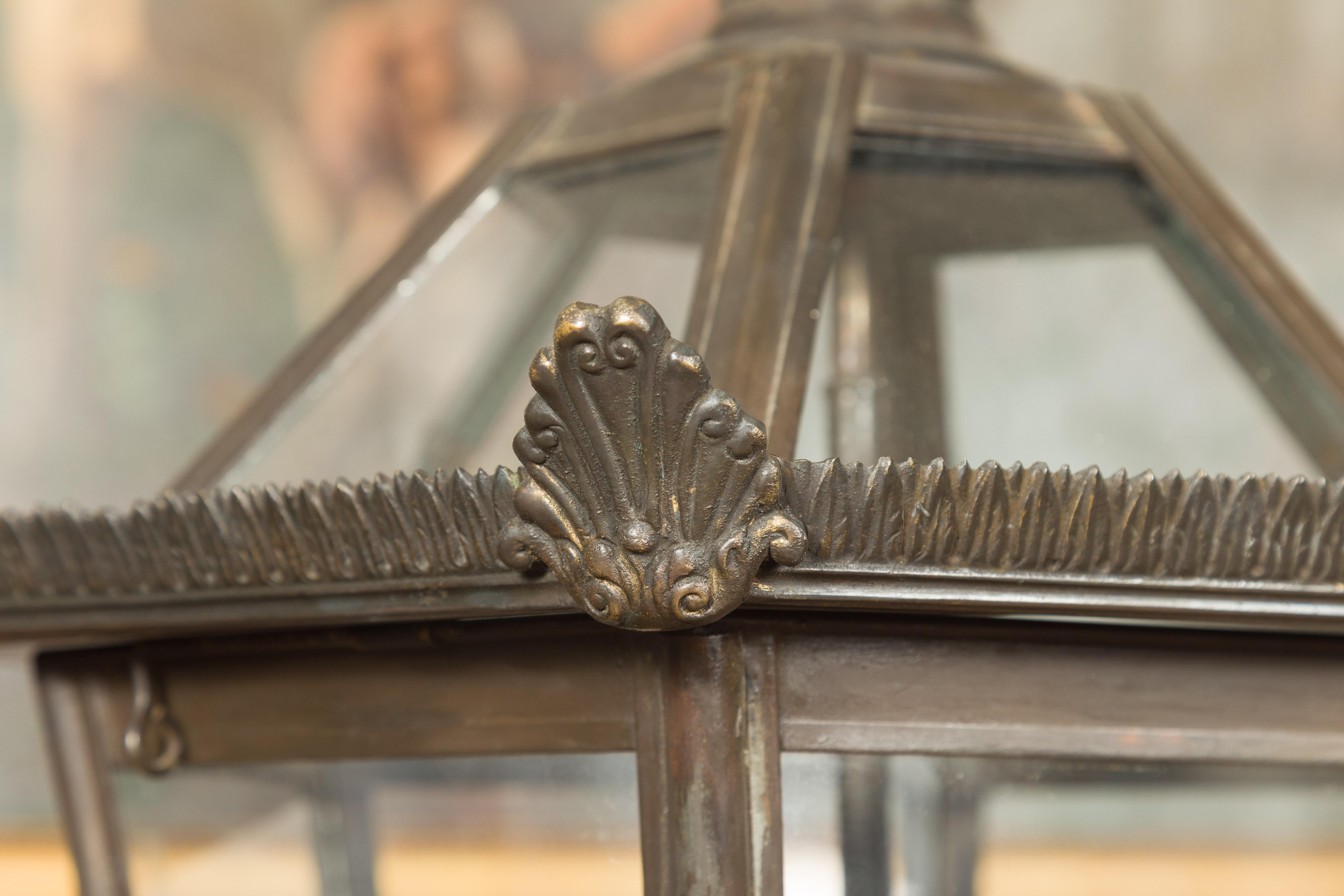 Englische dreiflammige verkabelte Bronzelaterne aus den 1920er Jahren mit Palmetten und Glasplatten im Angebot 4