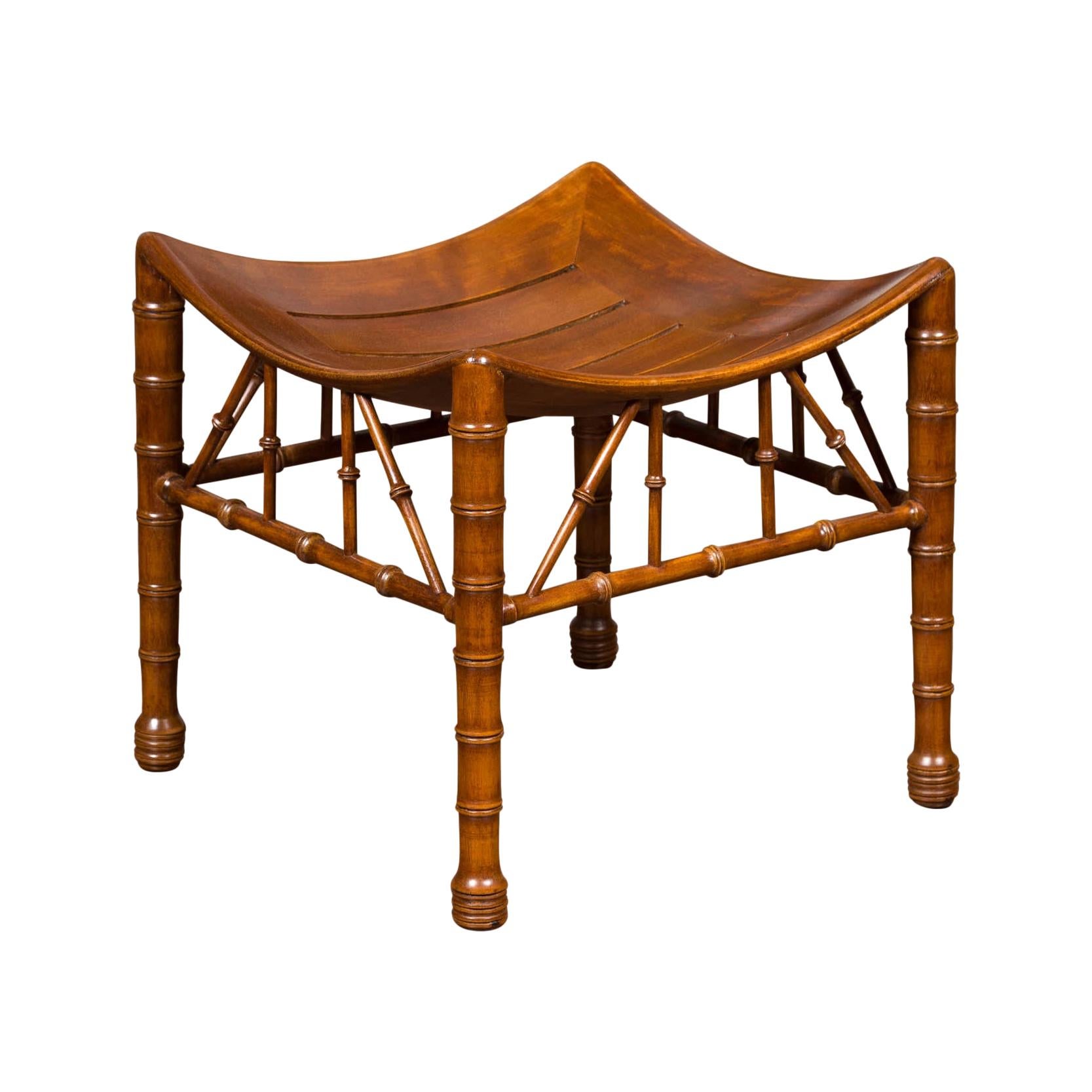 Tabouret Thebes néo-égyptien en noyer des années 1920 avec pieds en faux bambou