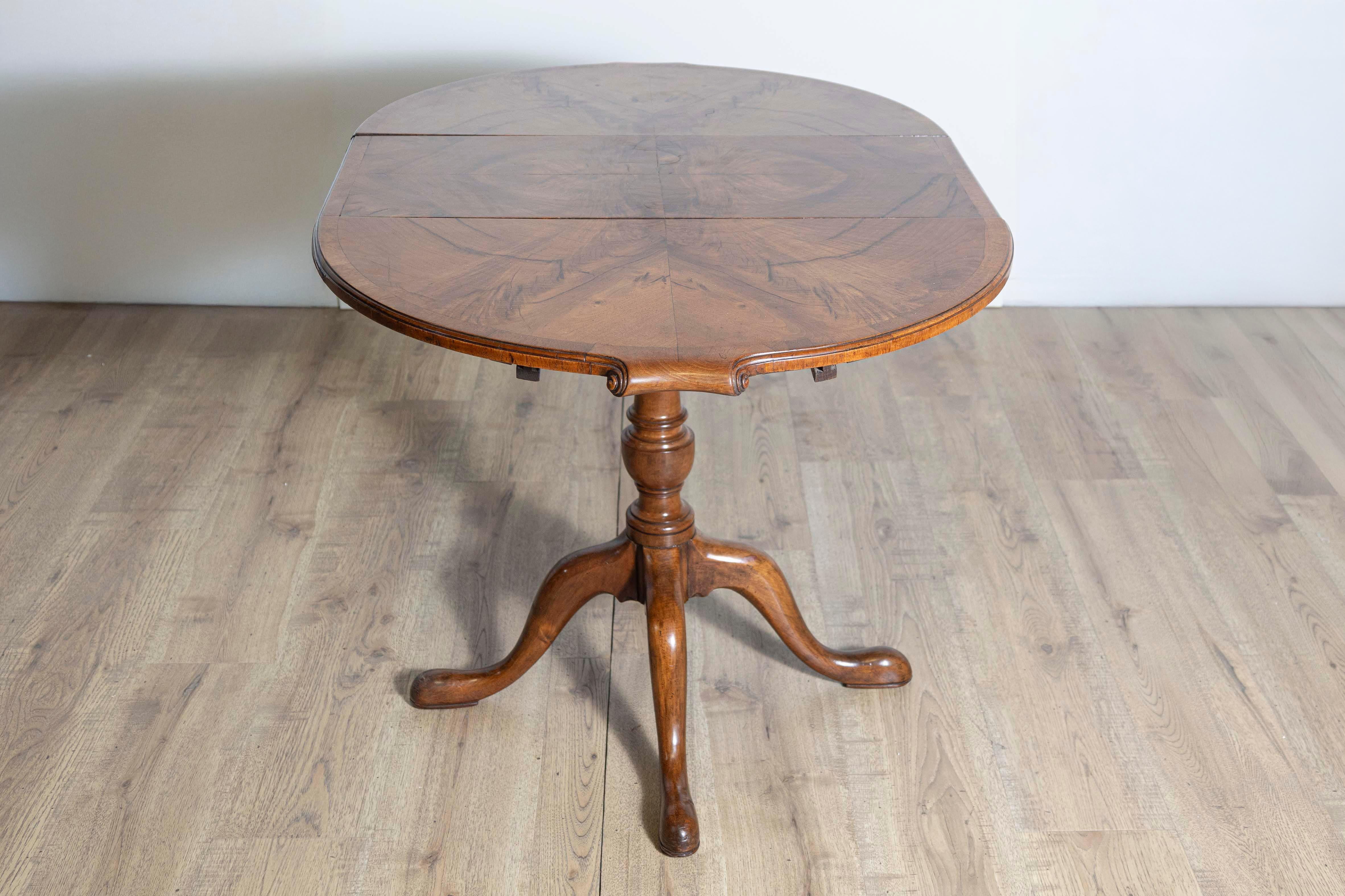 English 1920s Walnut Occasional Extension Table with Butterfly Veneer and Leaf In Good Condition For Sale In Atlanta, GA
