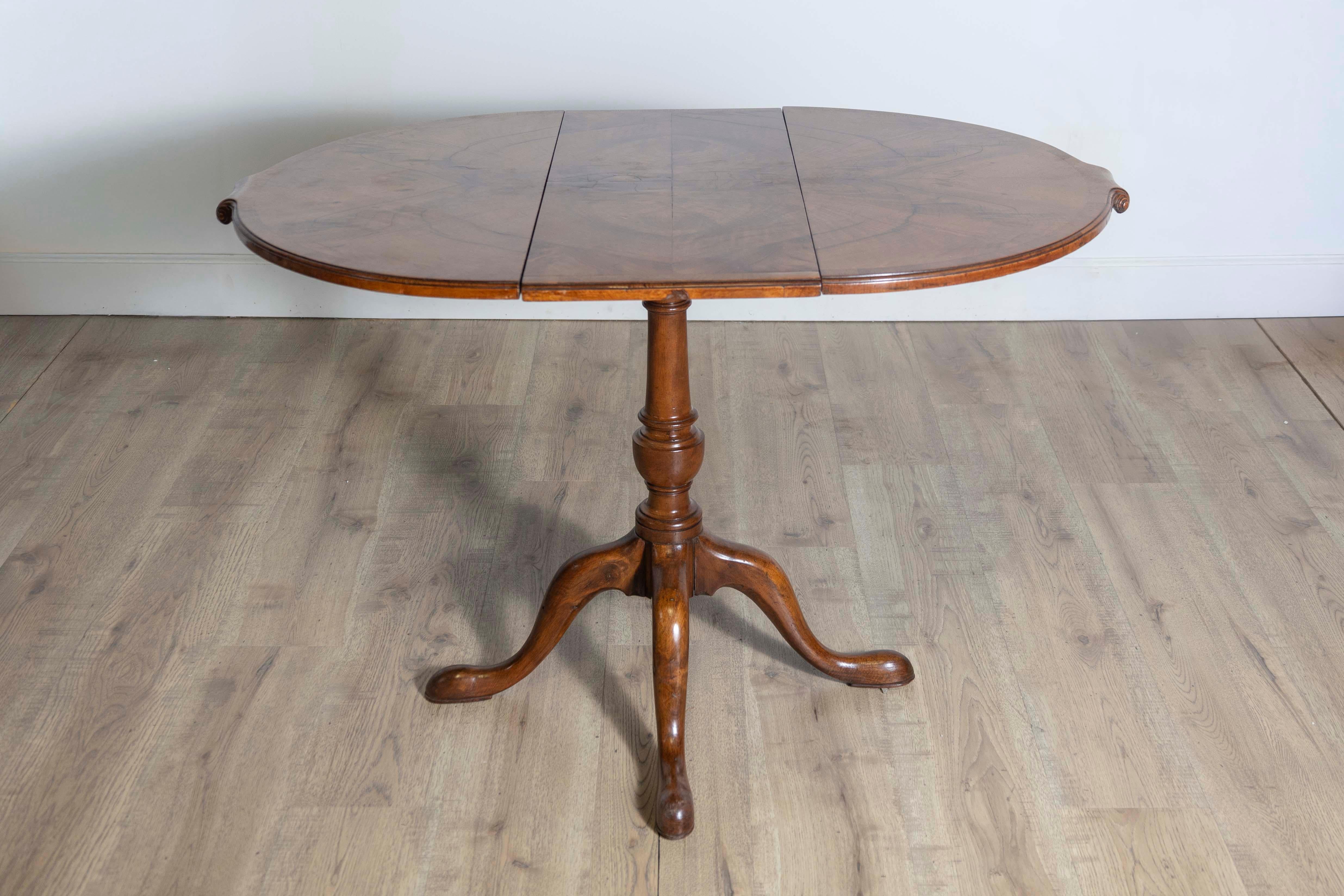 20th Century English 1920s Walnut Occasional Extension Table with Butterfly Veneer and Leaf For Sale