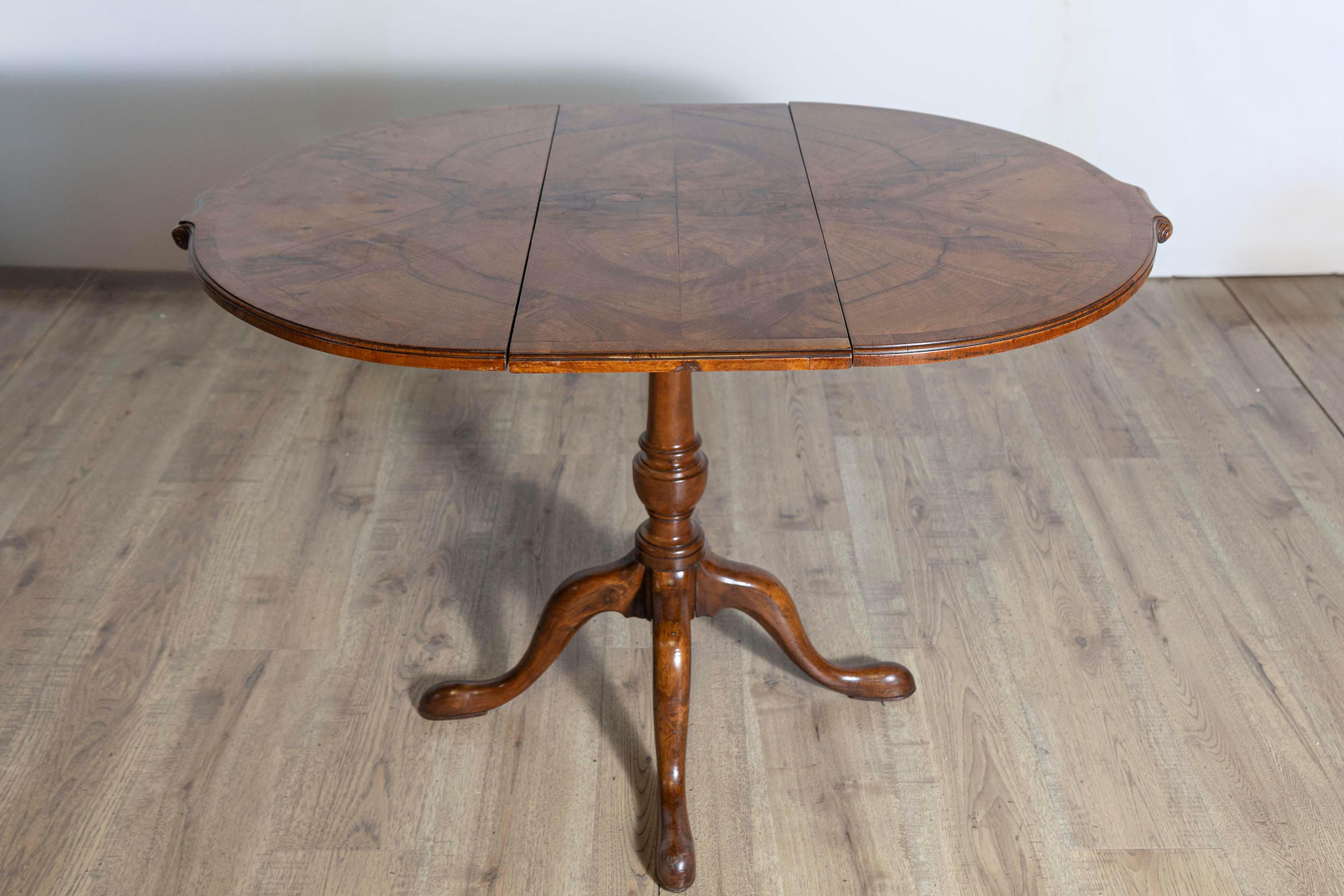 English 1920s Walnut Occasional Extension Table with Butterfly Veneer and Leaf For Sale 1