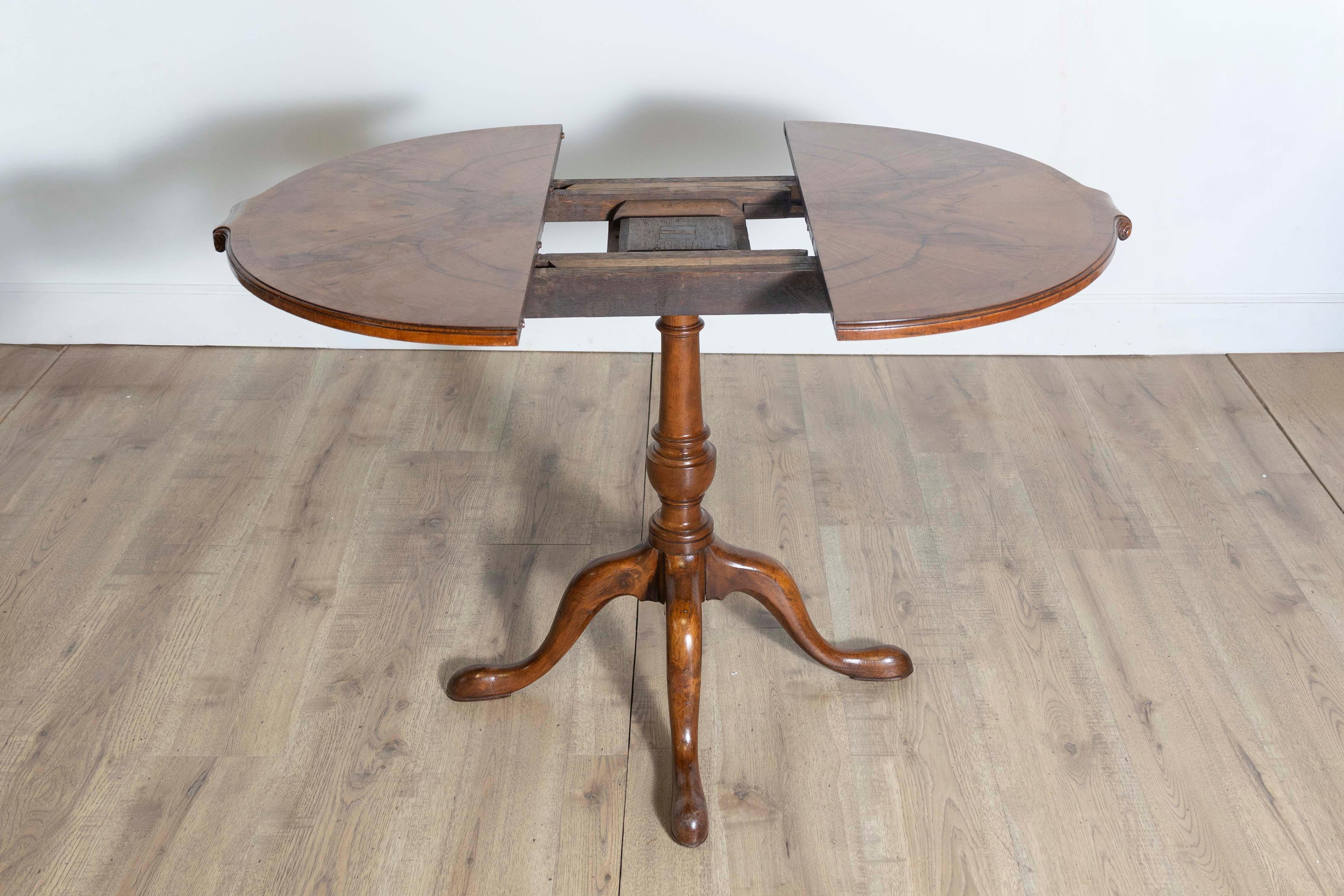 English 1920s Walnut Occasional Extension Table with Butterfly Veneer and Leaf For Sale 2