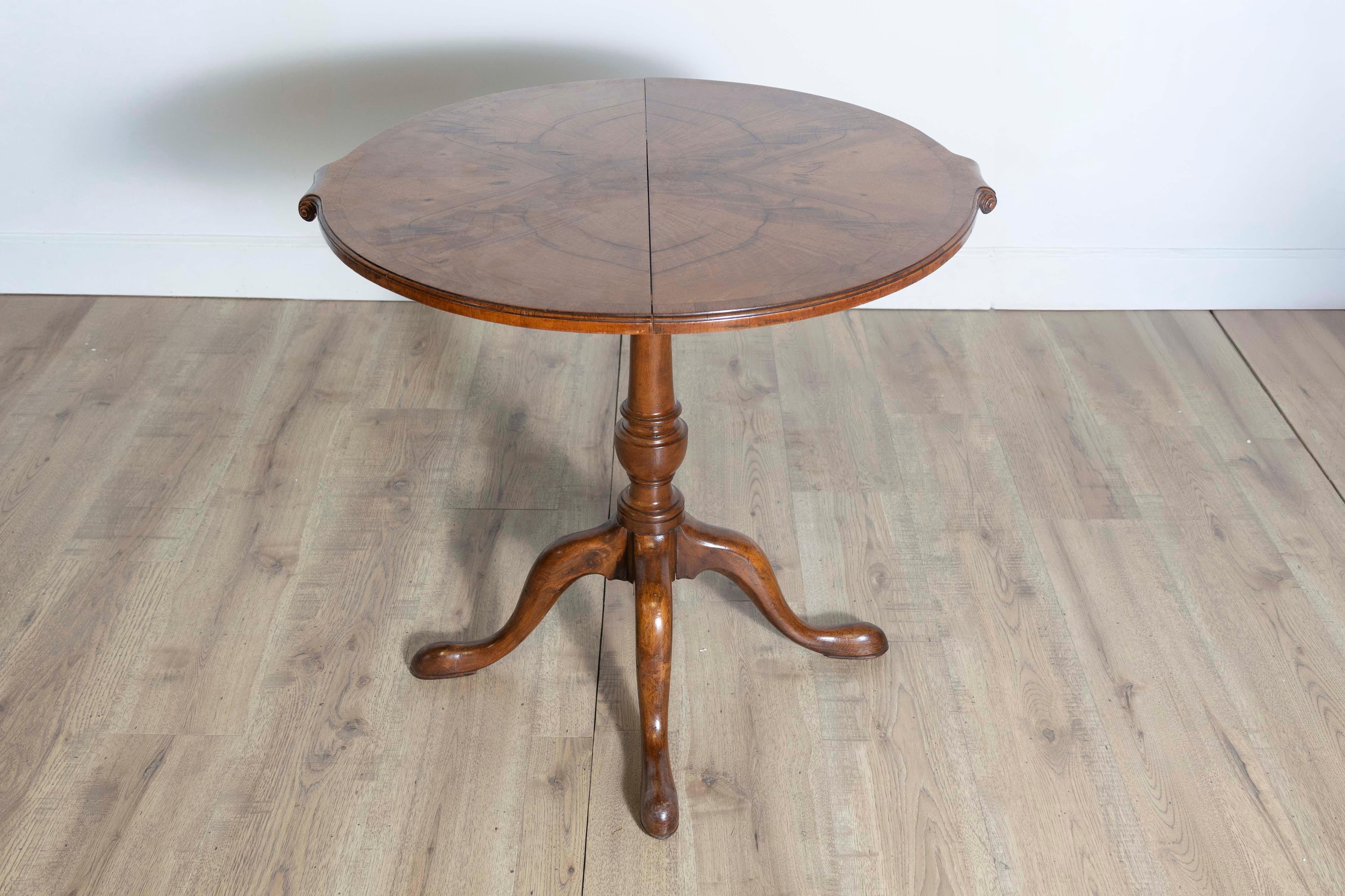 English 1920s Walnut Occasional Extension Table with Butterfly Veneer and Leaf For Sale 3