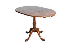 Mesa extensible ocasional inglesa de nogal de los años 20 con tablero y hoja de mariposa