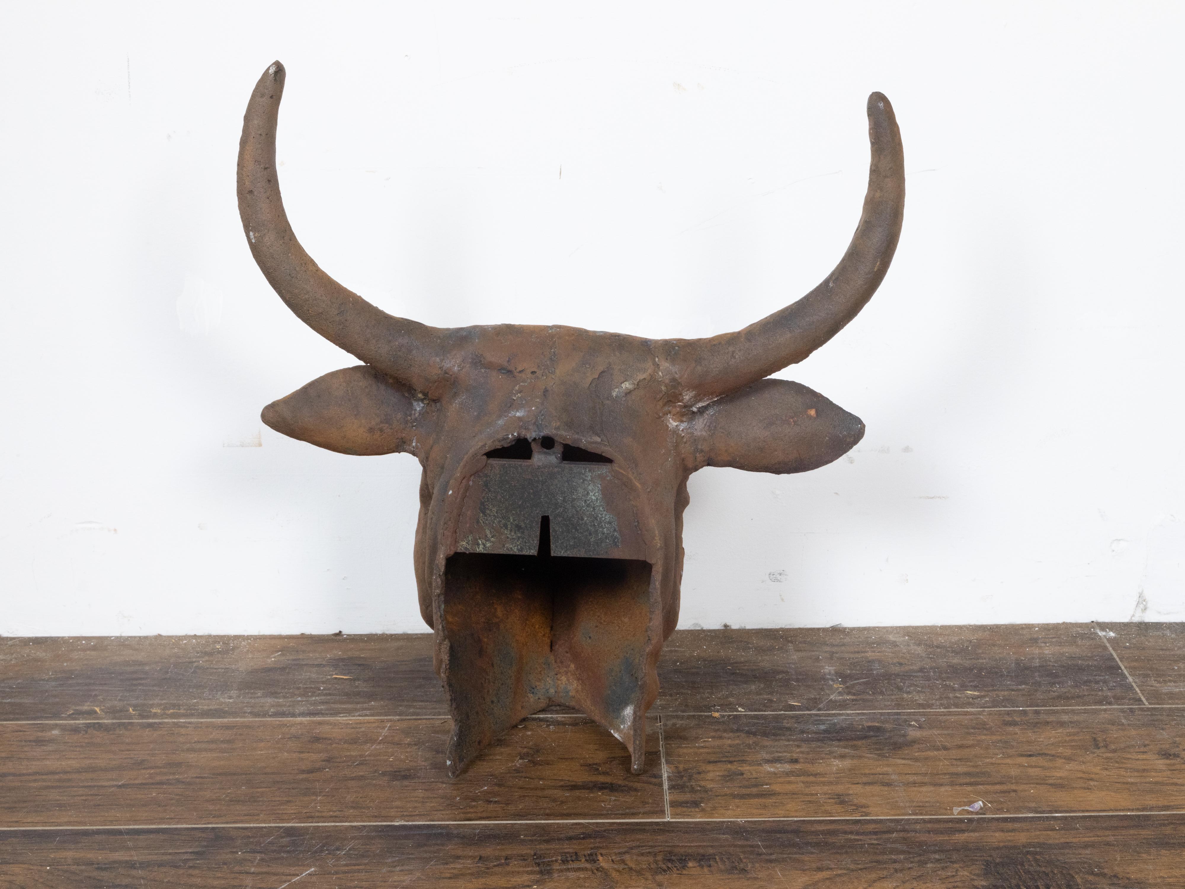English 1930s-1940s Cast Iron Bull Wall Hanging Sculpture with Rusty Patina For Sale 6
