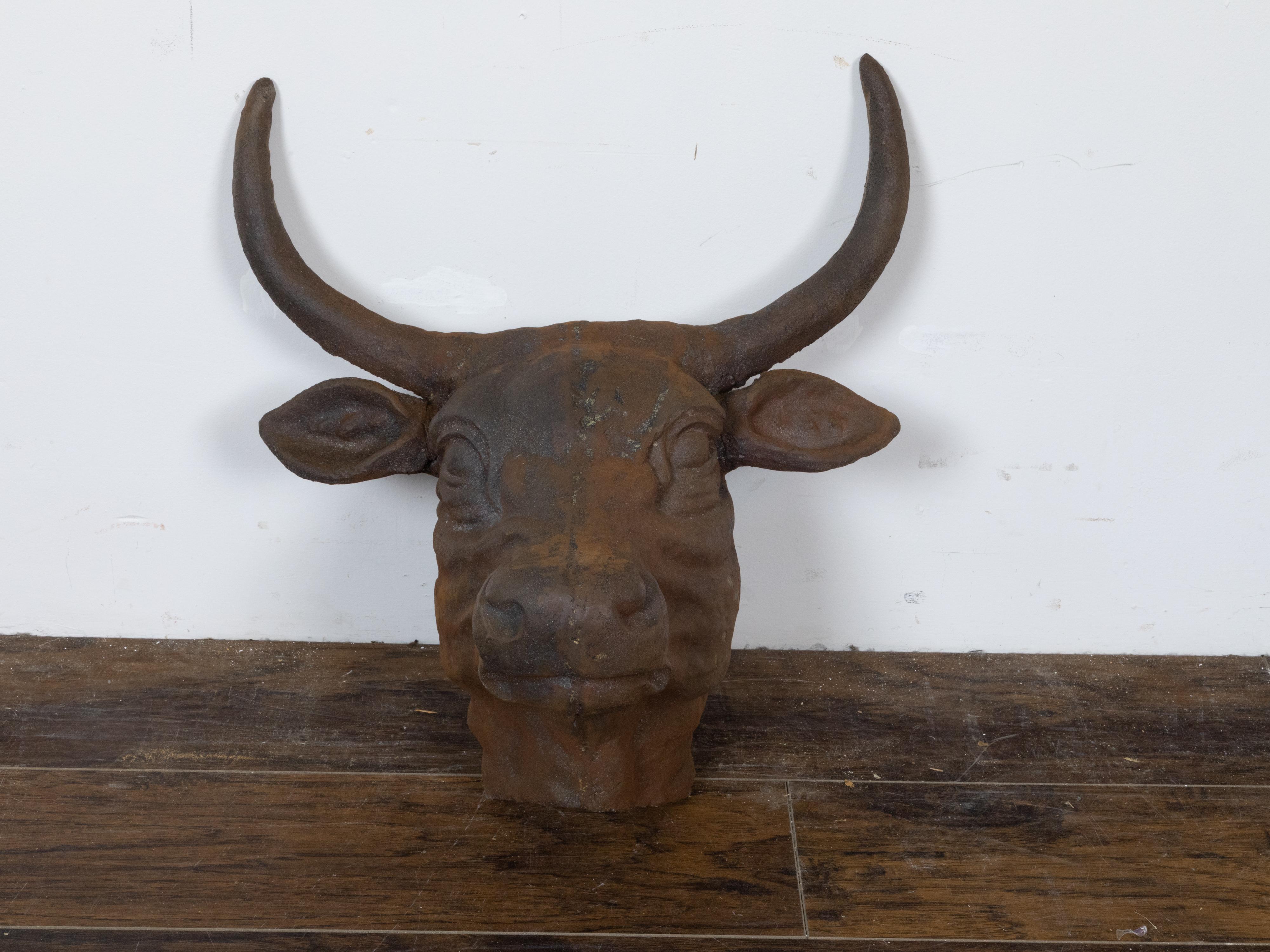 Questa scultura da parete in ghisa inglese, risalente al 1930-1940 circa, presenta grandi corna e una patina rustica e arrugginita. La scultura incarna l'essenza dell'arte inglese di questo periodo, combinando un design audace e un'abile lavorazione