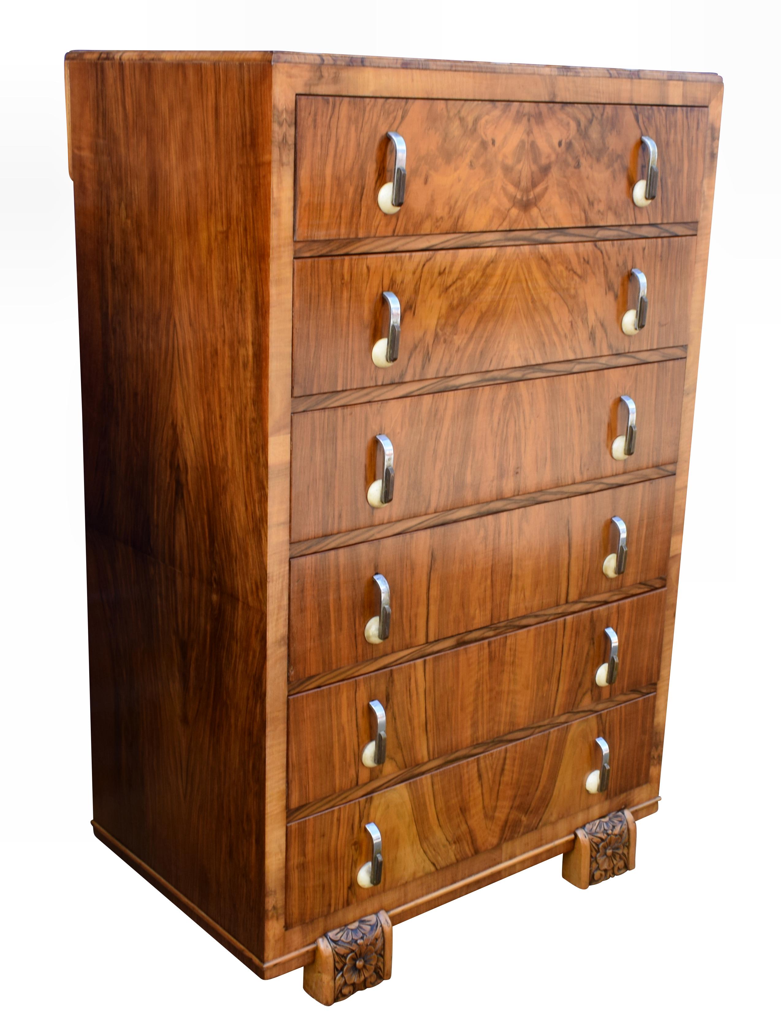 Very stylish Art Deco walnut chest of drawers originating from England and dating to the 1930s. It has stunning walnut veneers and great original Art Deco handles. This is a great size for a period or modern home. We've had this piece fully restored