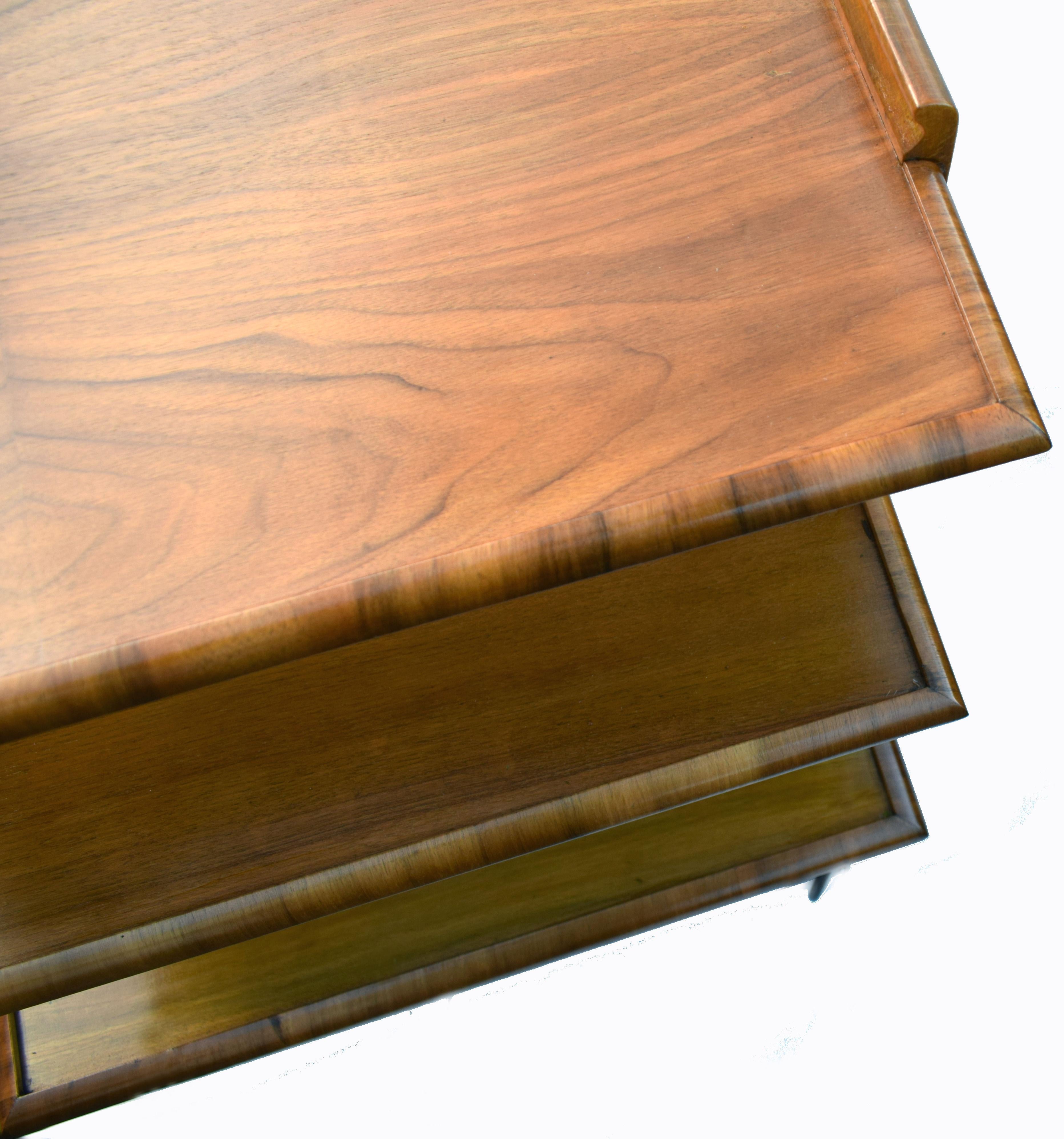 English 1930s Art Deco Walnut Three-Tier Trolley Bar Cart In Good Condition In Devon, England