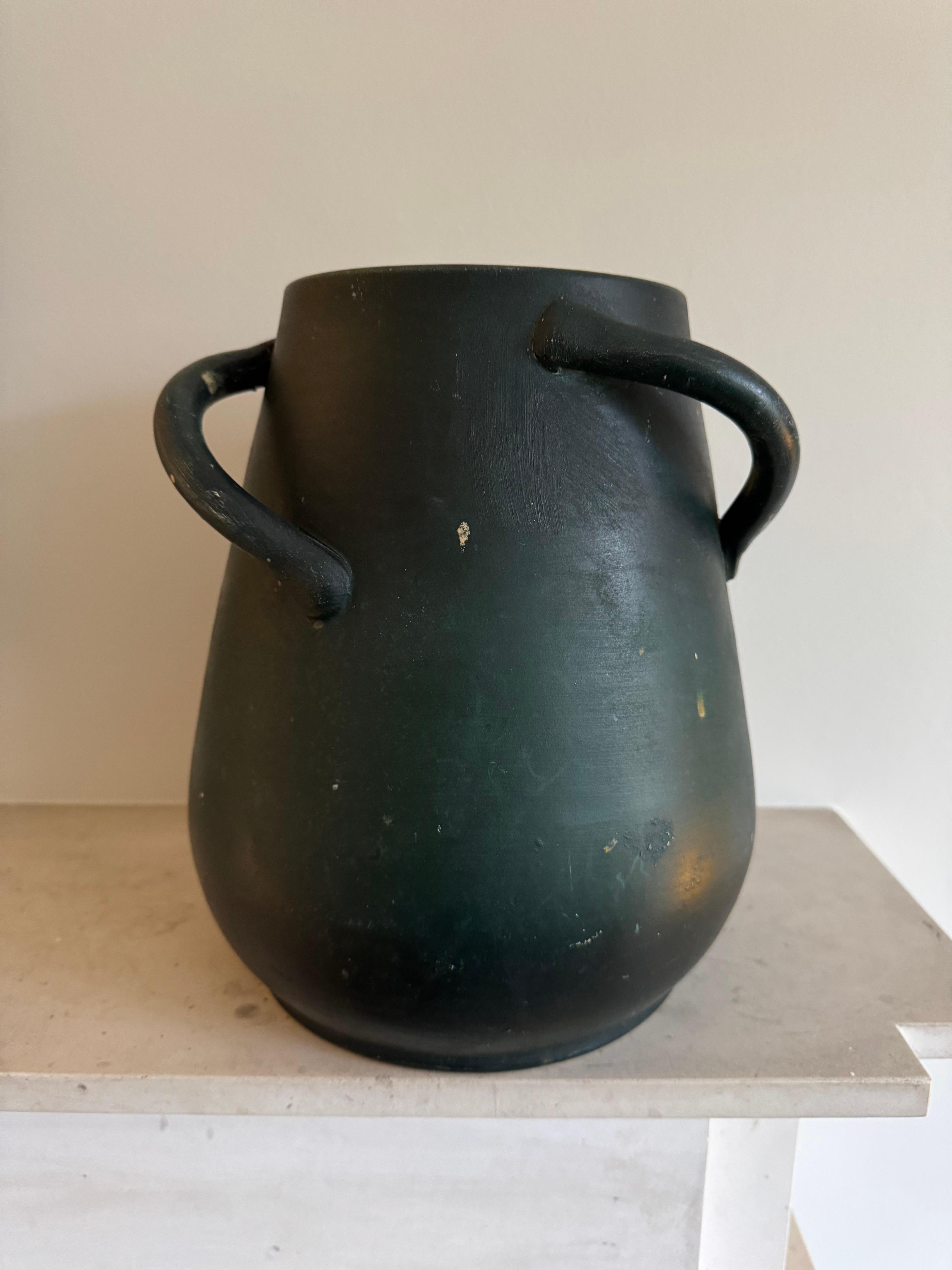 Gran jarrón de cerámica verde esmaltada de Hurlingham con sello y numeración debajo. Crema glaseada en el interior. Algunas marcas en el esmalte verde que deberían ser visibles en las fotos, por lo demás en buen estado original. 