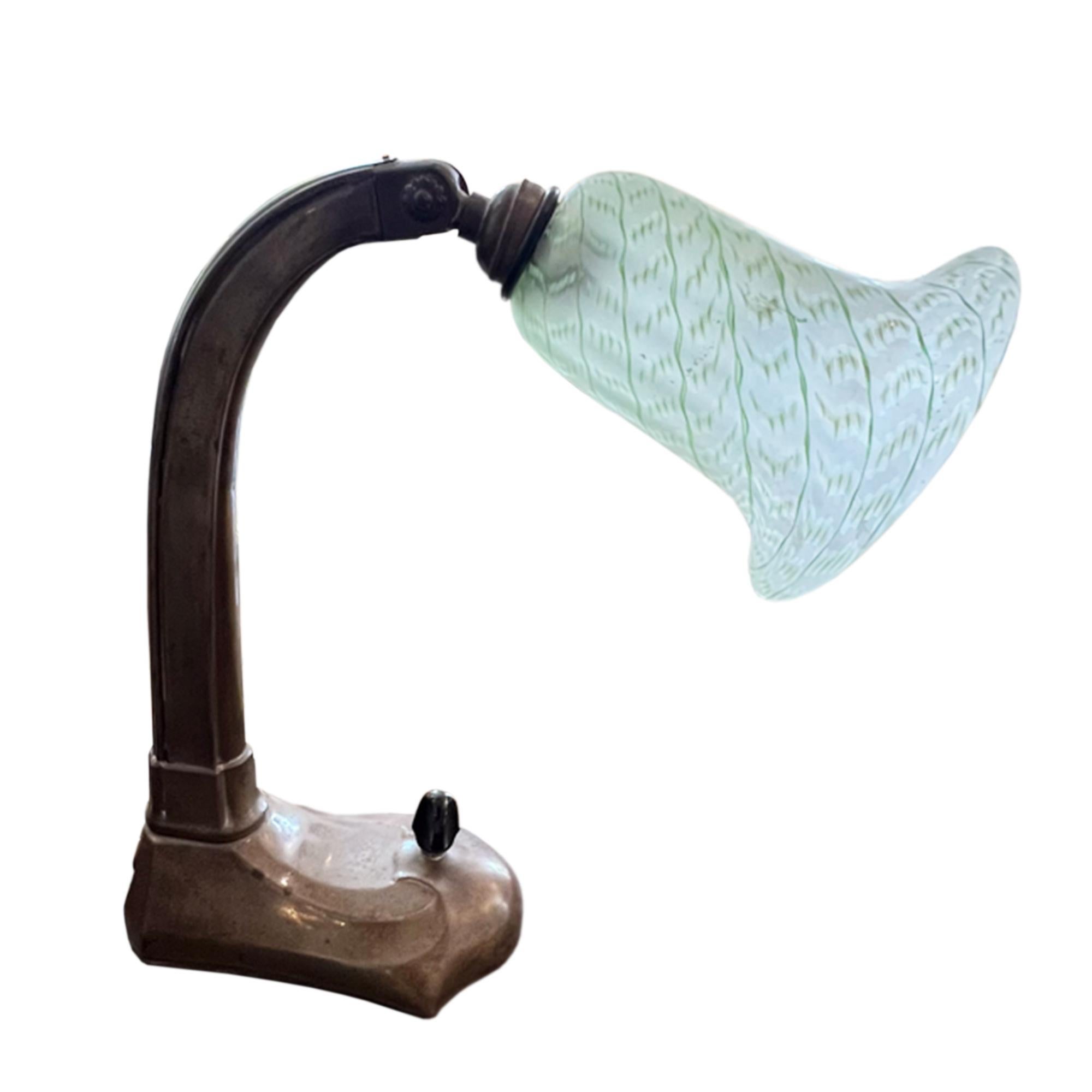 Eine entzückende kleine Jugendstil-Schreibtischlampe, die in den 1930er Jahren in England hergestellt wurde. 

Der skulpturale Bakelit-Sockel enthält den originalen 