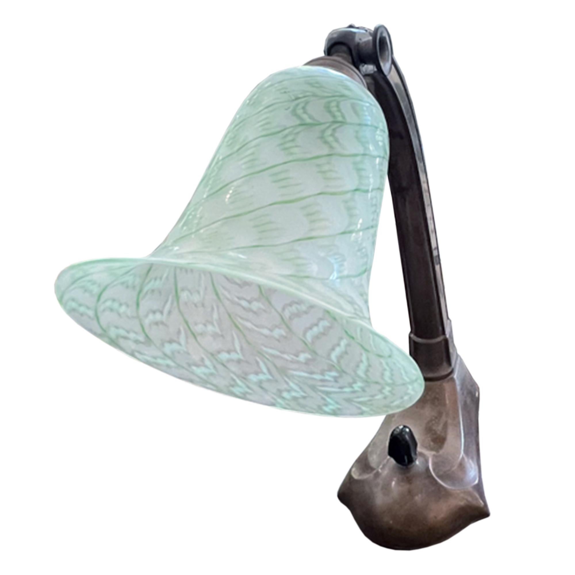 Englische 1930er Bakelit-Schreibtischlampe mit dekorativem Glasschirm (Art nouveau) im Angebot