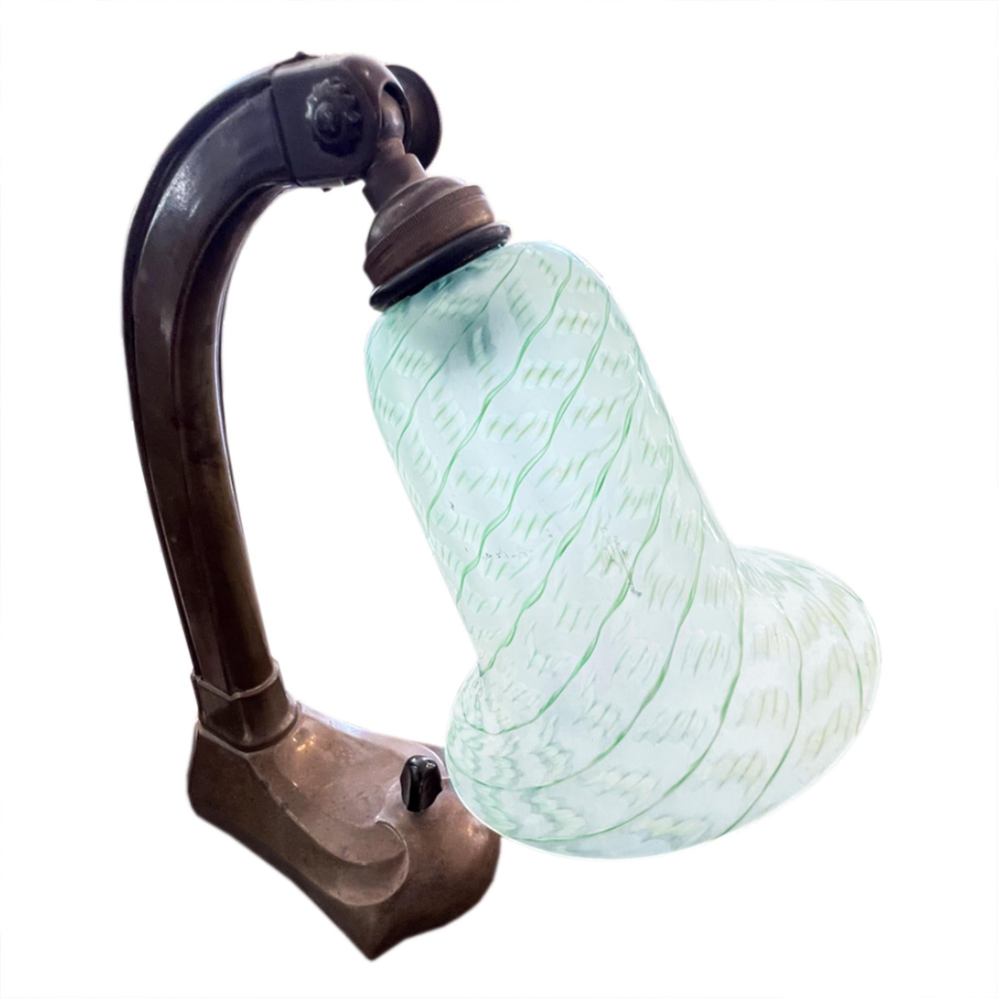 Englische 1930er Bakelit-Schreibtischlampe mit dekorativem Glasschirm (Britisch) im Angebot