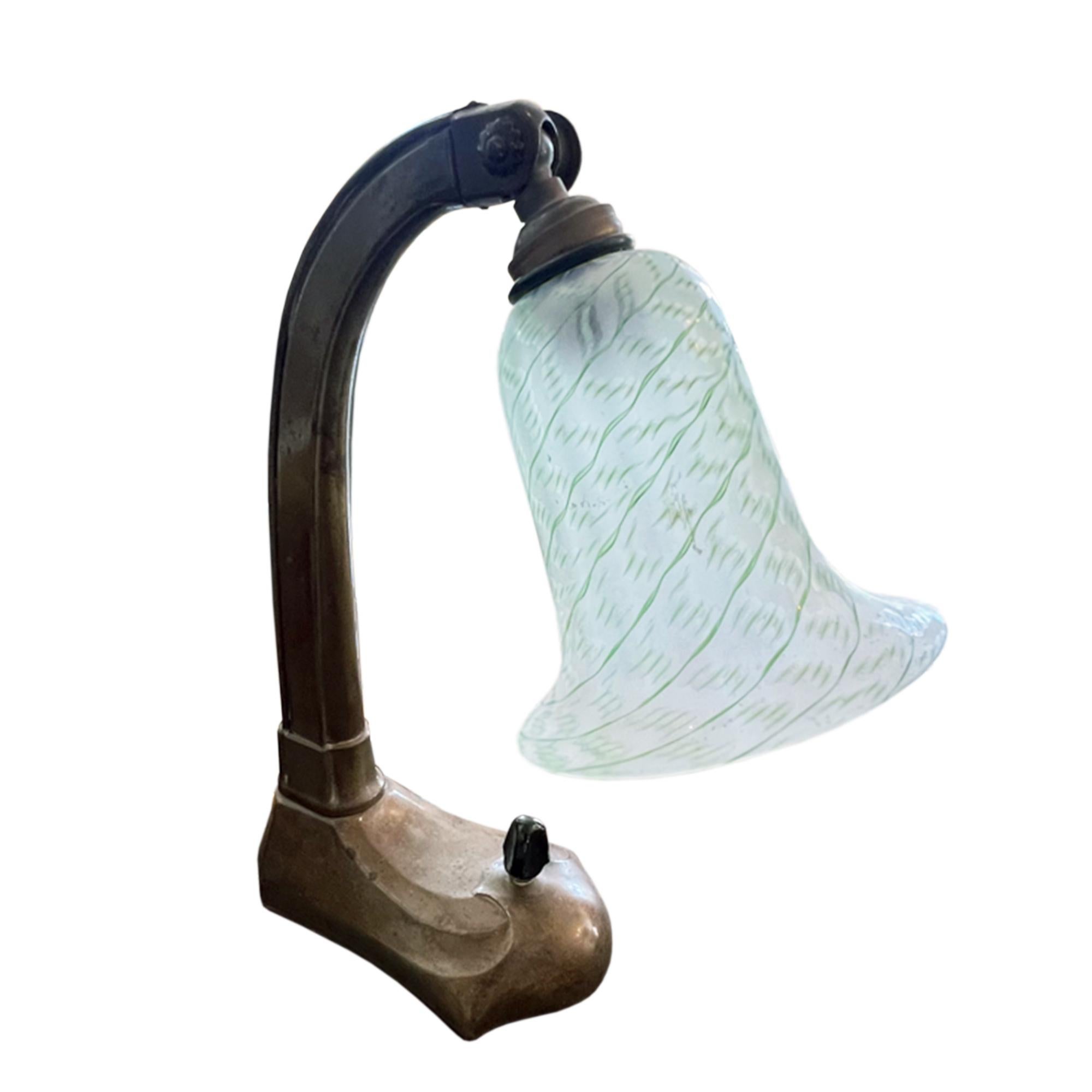 Englische 1930er Bakelit-Schreibtischlampe mit dekorativem Glasschirm (Mattiert) im Angebot
