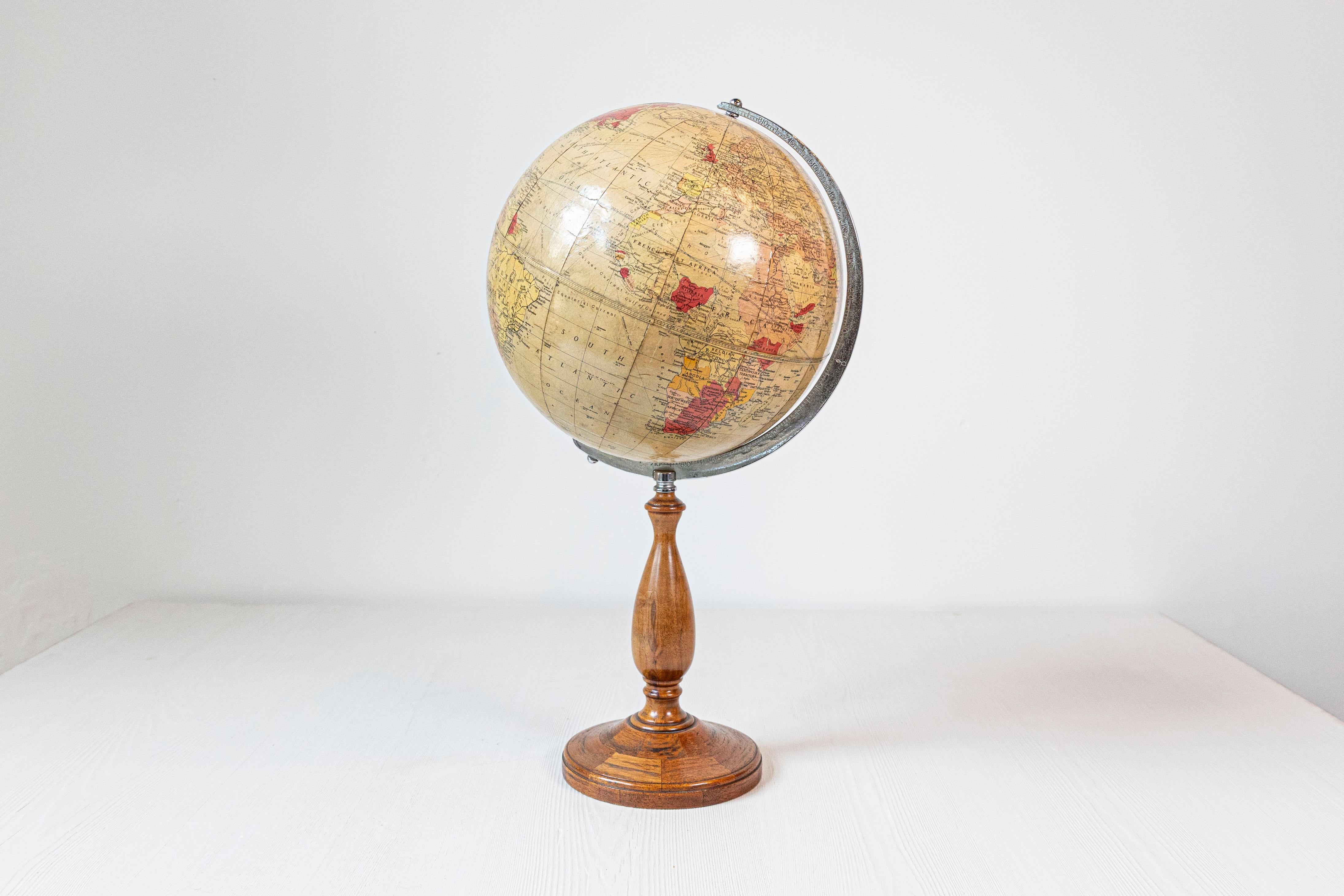 Globe anglais Philips Challenge du deuxième quart du 20e siècle monté sur une base en noyer. Voyagez dans le temps avec ce globe anglais Philips Challenge datant du deuxième quart du XXe siècle, une pièce captivante qui allie valeur éducative et