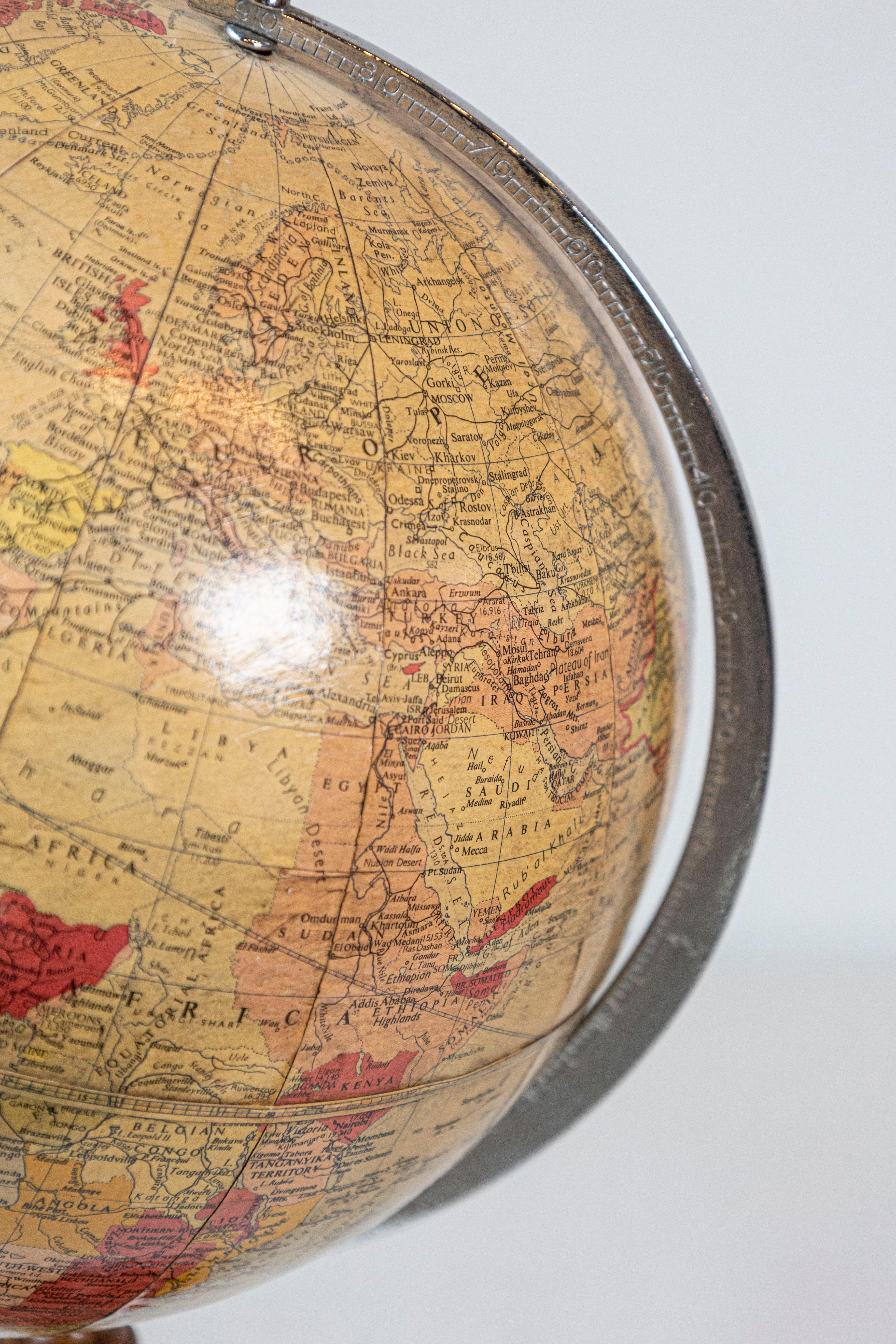 Anglais Globe terrestre Philips Challenge des années 1930 avec base en noyer tourné en vente