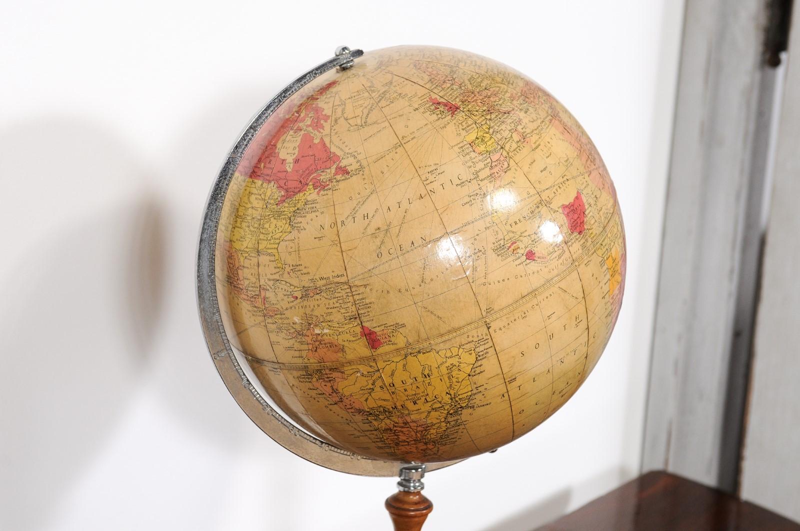 Englischer 1930er Philips Challenge Terrestrischer Globus mit gedrechseltem Nussbaumsockel (20. Jahrhundert) im Angebot