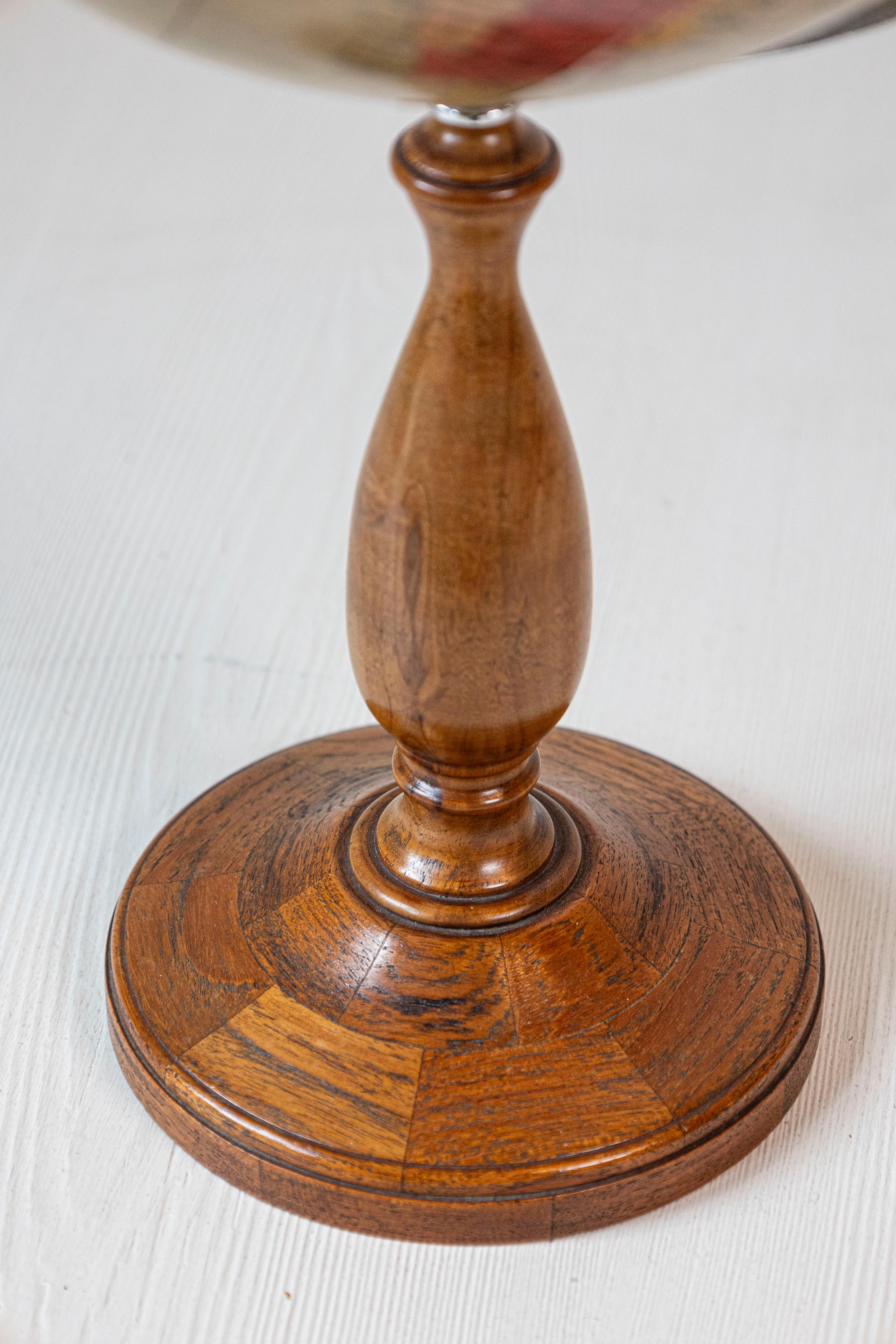 Globe terrestre Philips Challenge des années 1930 avec base en noyer tourné Bon état - En vente à Atlanta, GA