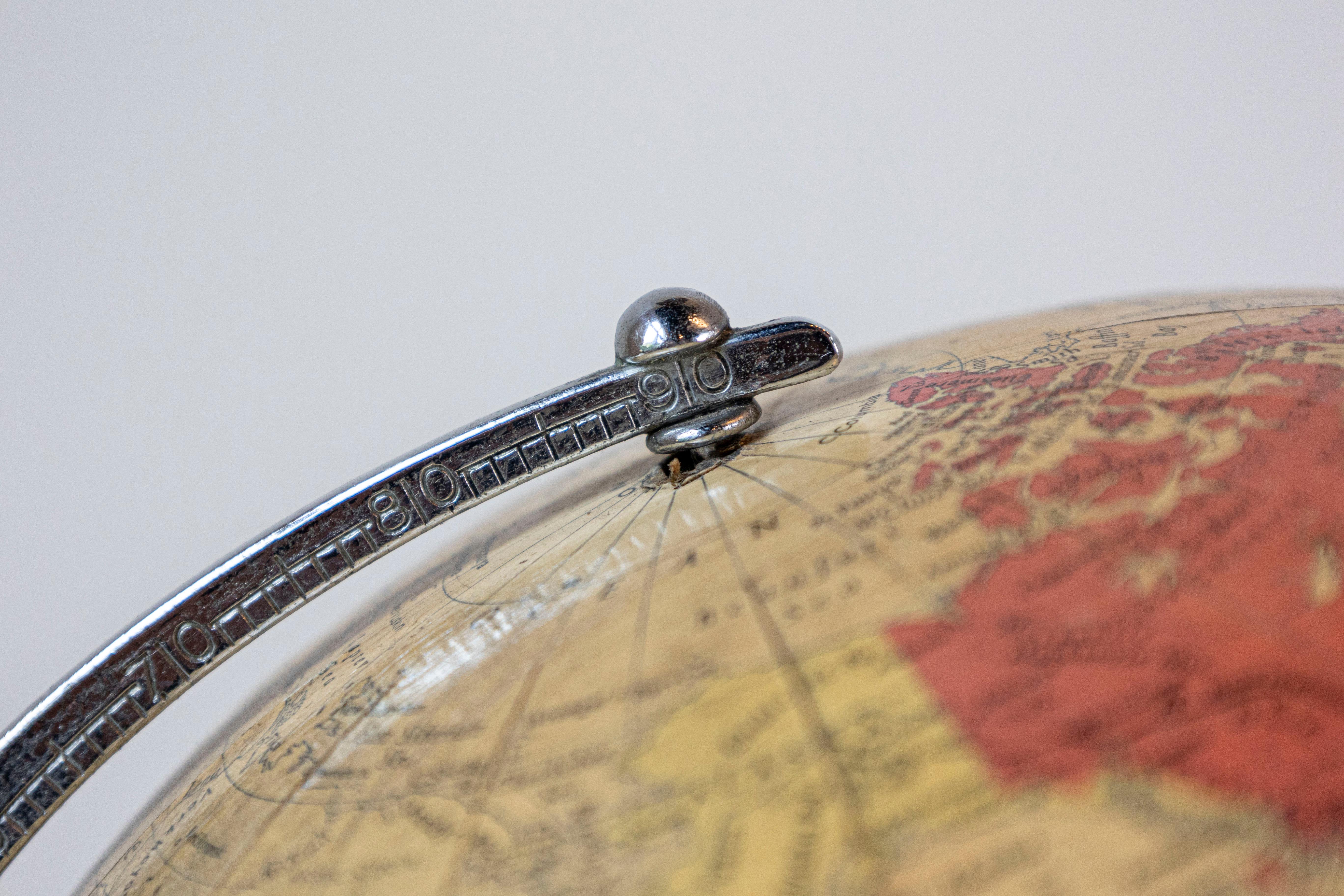 20ième siècle Globe terrestre Philips Challenge des années 1930 avec base en noyer tourné en vente