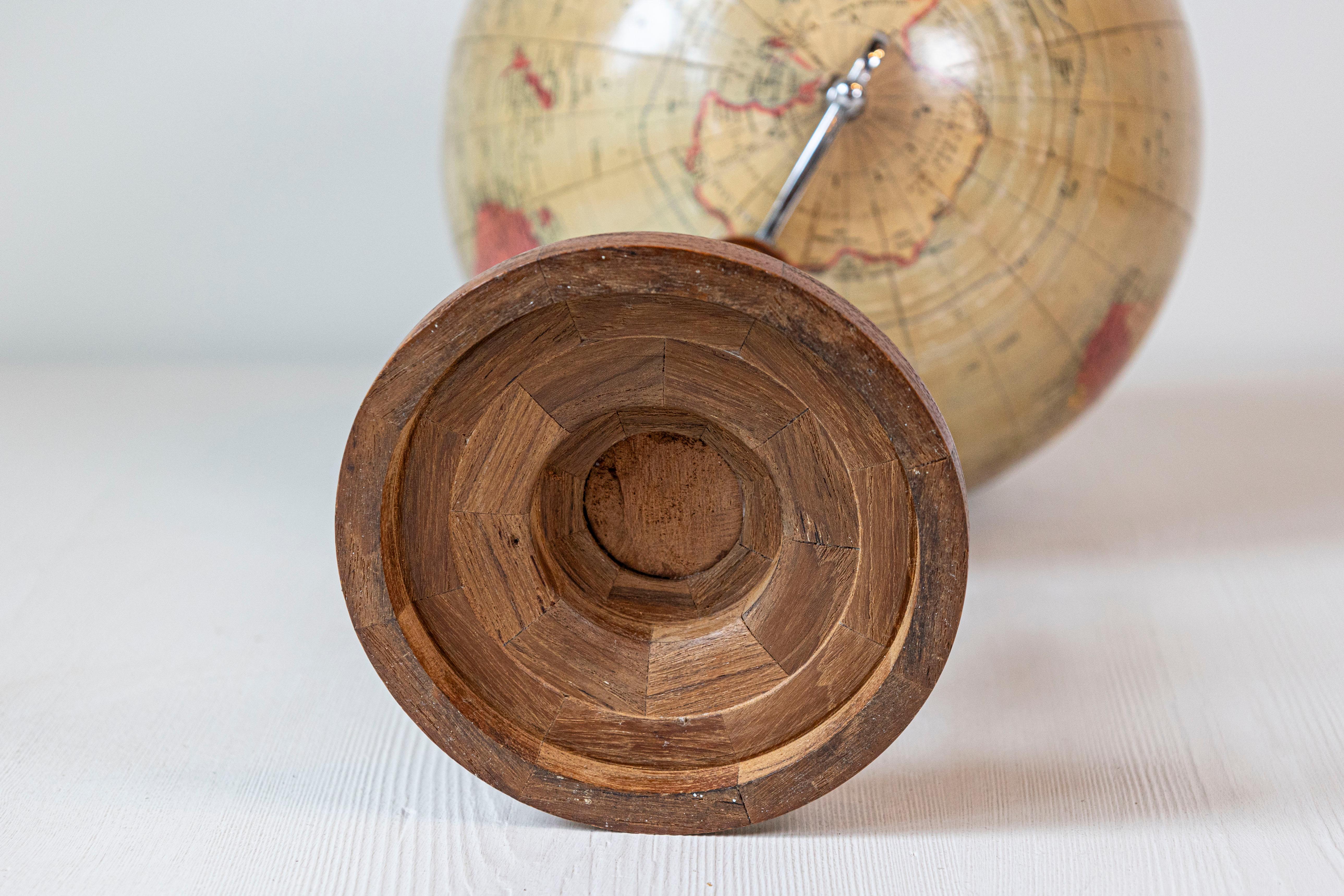 Noyer Globe terrestre Philips Challenge des années 1930 avec base en noyer tourné en vente