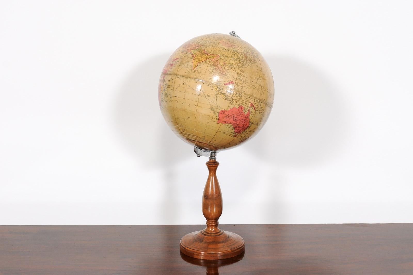 Englischer 1930er Philips Challenge Terrestrischer Globus mit gedrechseltem Nussbaumsockel im Angebot 2