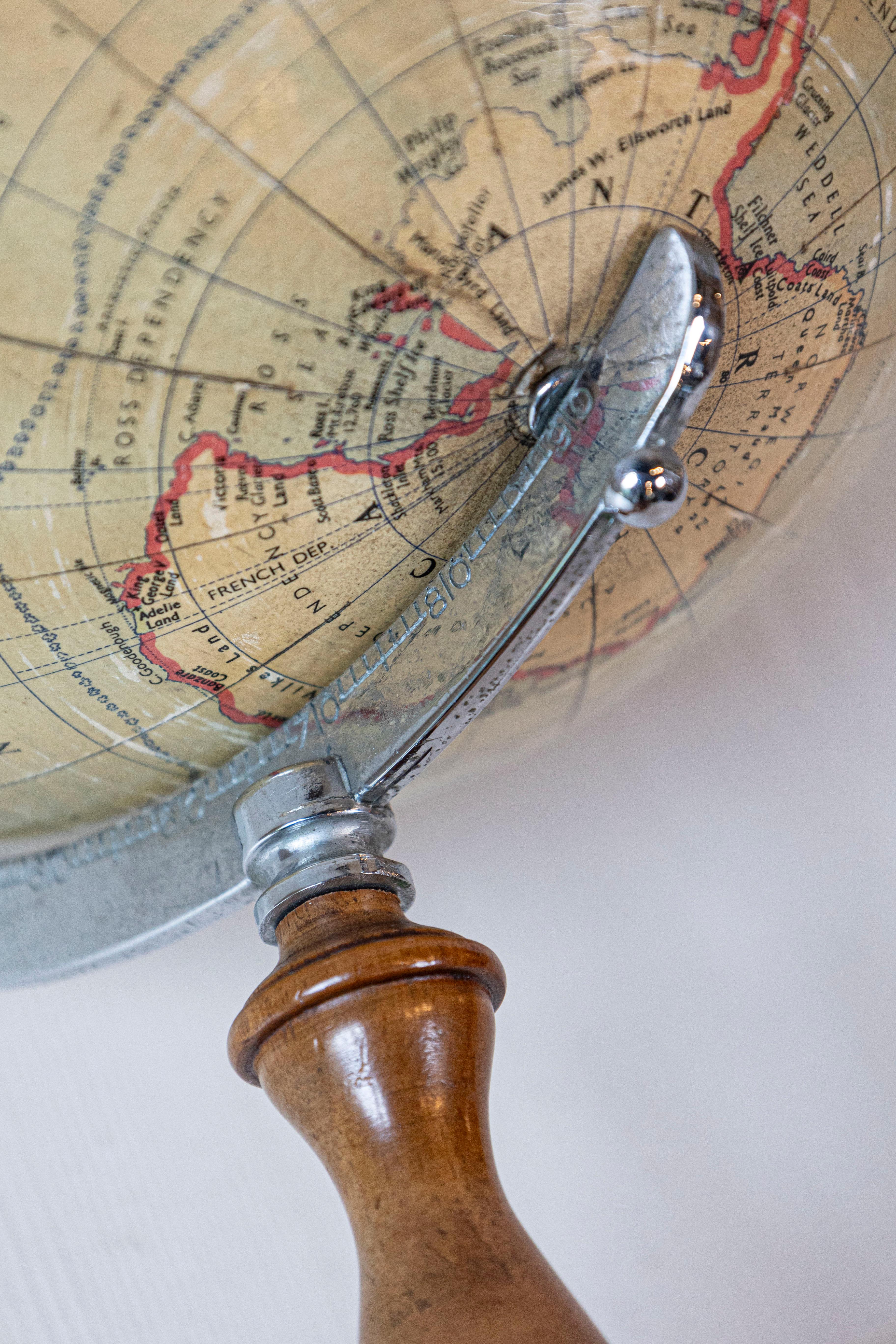 Globe terrestre Philips Challenge des années 1930 avec base en noyer tourné en vente 1