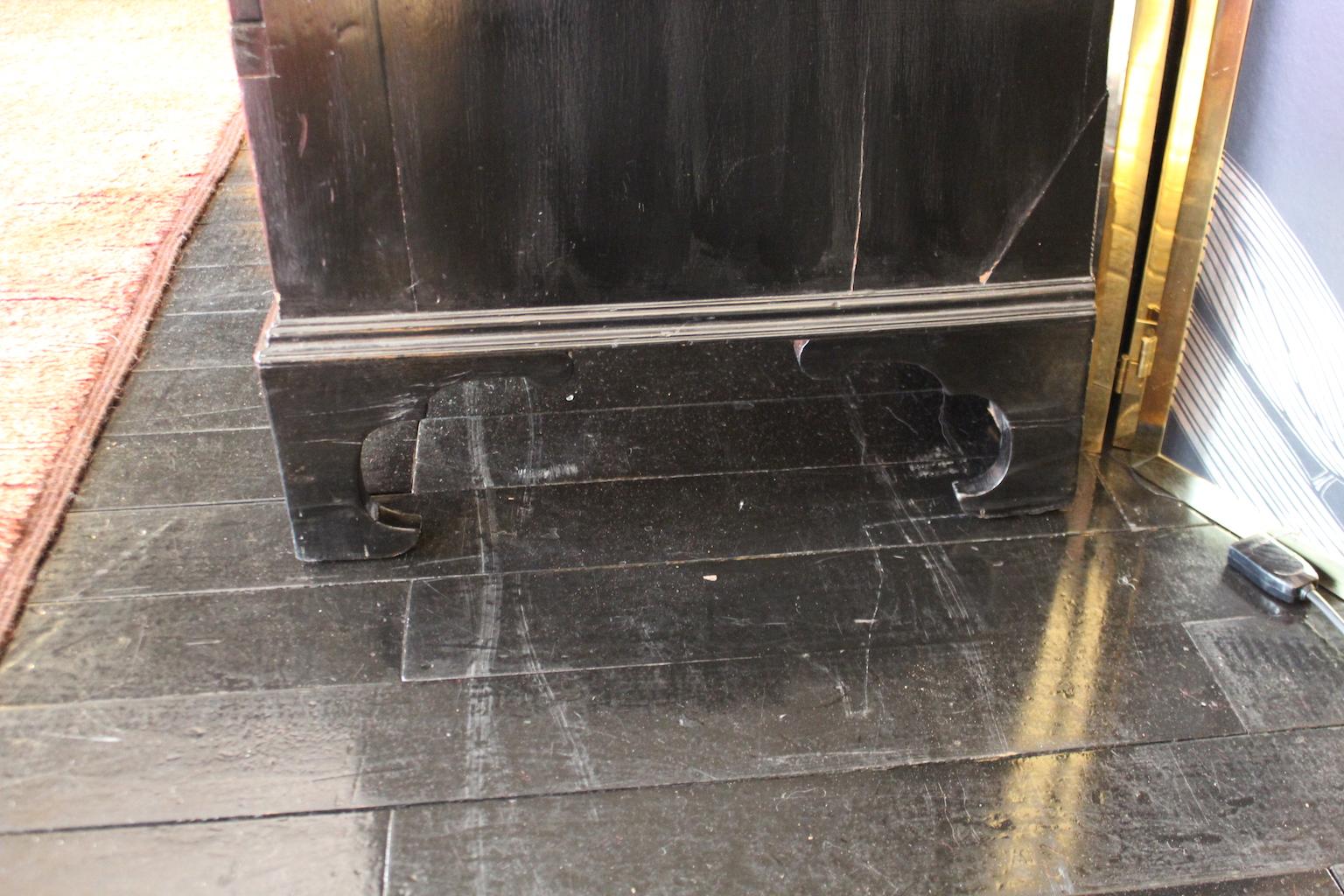 Credenza inglese del 1940 in noce nero e ottone in vendita 1