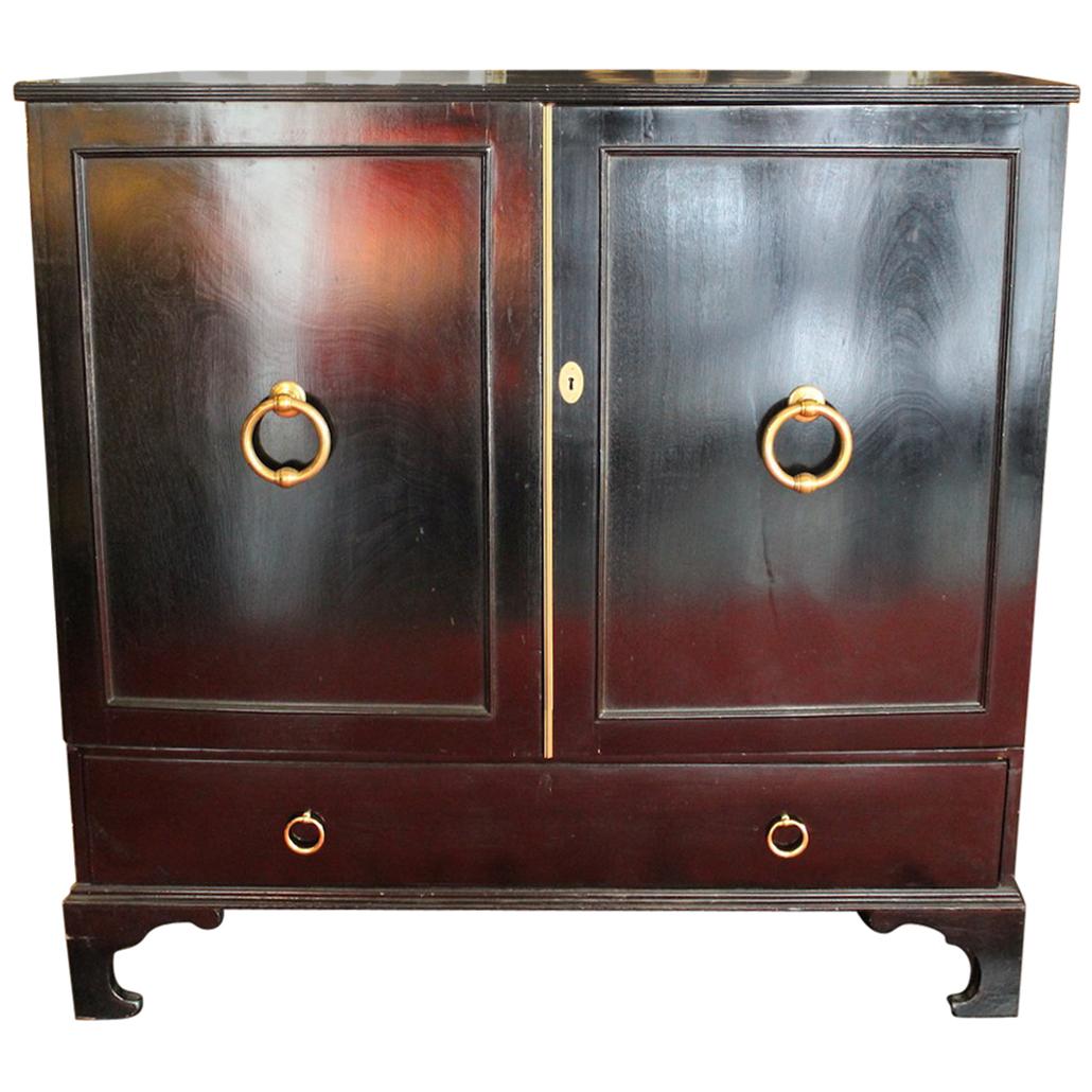 Armoire anglaise des années 1940 en noyer noir et laiton