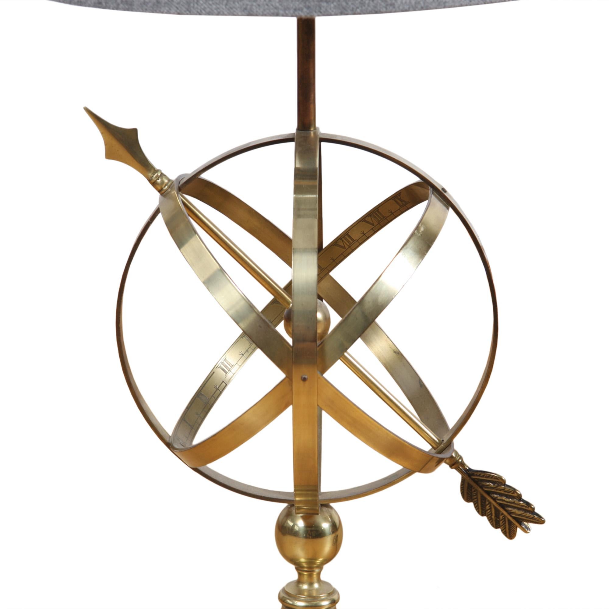 Die auch als Äquatorialsonnenuhr bekannte, von den alten Griechen erfundene Armillarlinie ist ein Modell des Universums mit der Erde im Zentrum.

Diese tolle Vintage-Tischlampe wurde in den 1950er Jahren in England hergestellt. 

Bitte sehen Sie