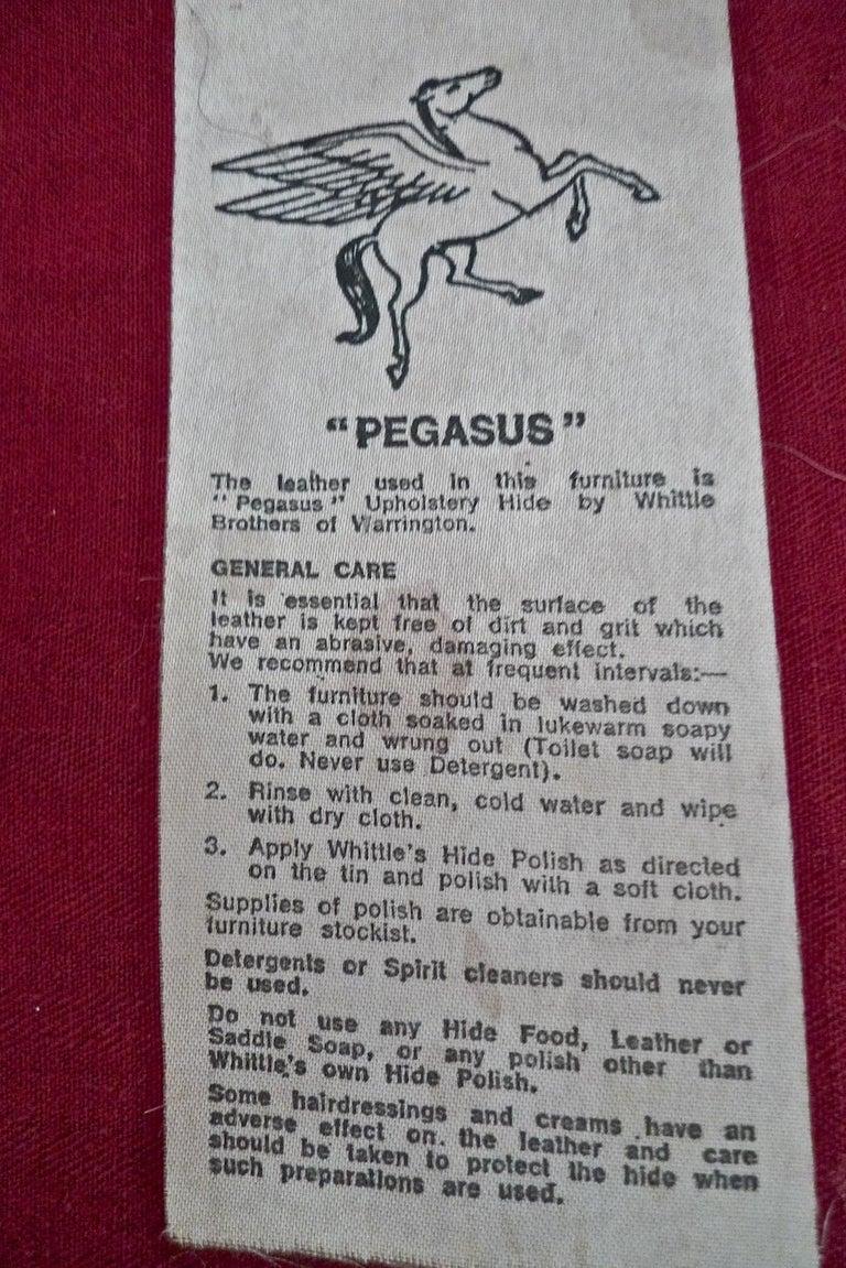Englischer Ledersessel Pegasus aus den 1950er Jahren auf vier Rollen im Angebot 6