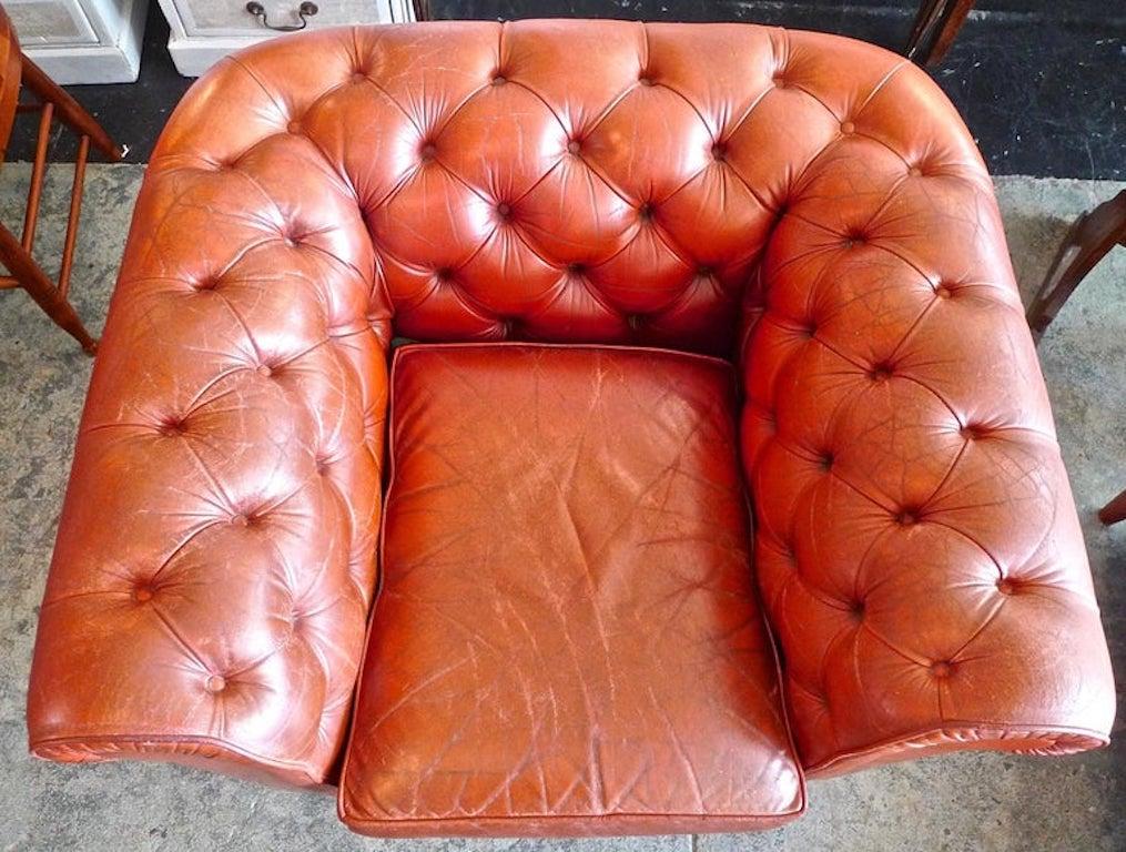 English 1950s Pegasus Leather Armchair on Four Castors For Sale 2