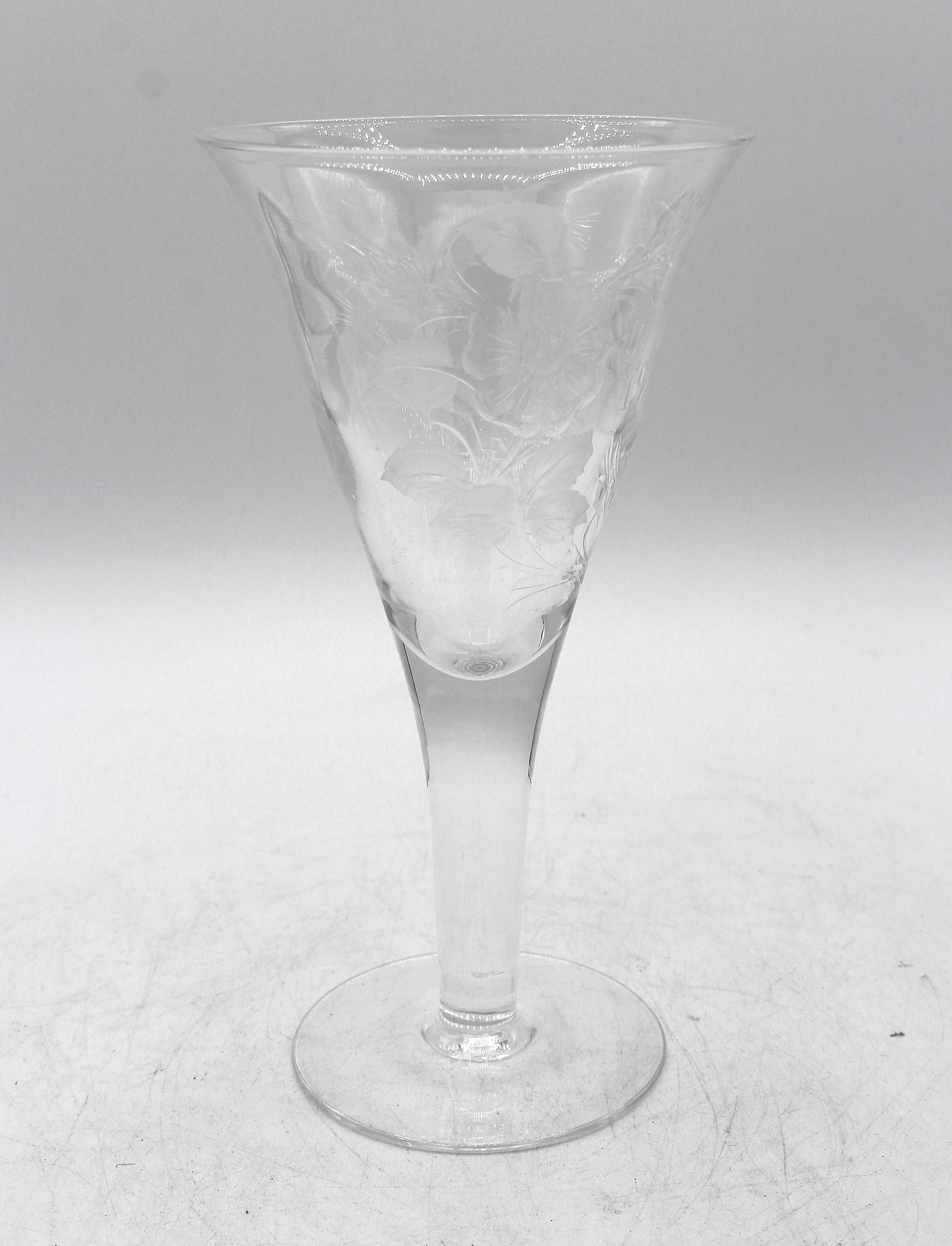 1953 Elizabeth II Coronation Glass Goblet by Webb, England. Gravure de la rose et du chardon. Soufflé à la main. Signé : Webb, Angleterre. Forme de trompette dessinée. La couronne de saint Édouard et les symboles de l'Angleterre et de l'Écosse. Bon
