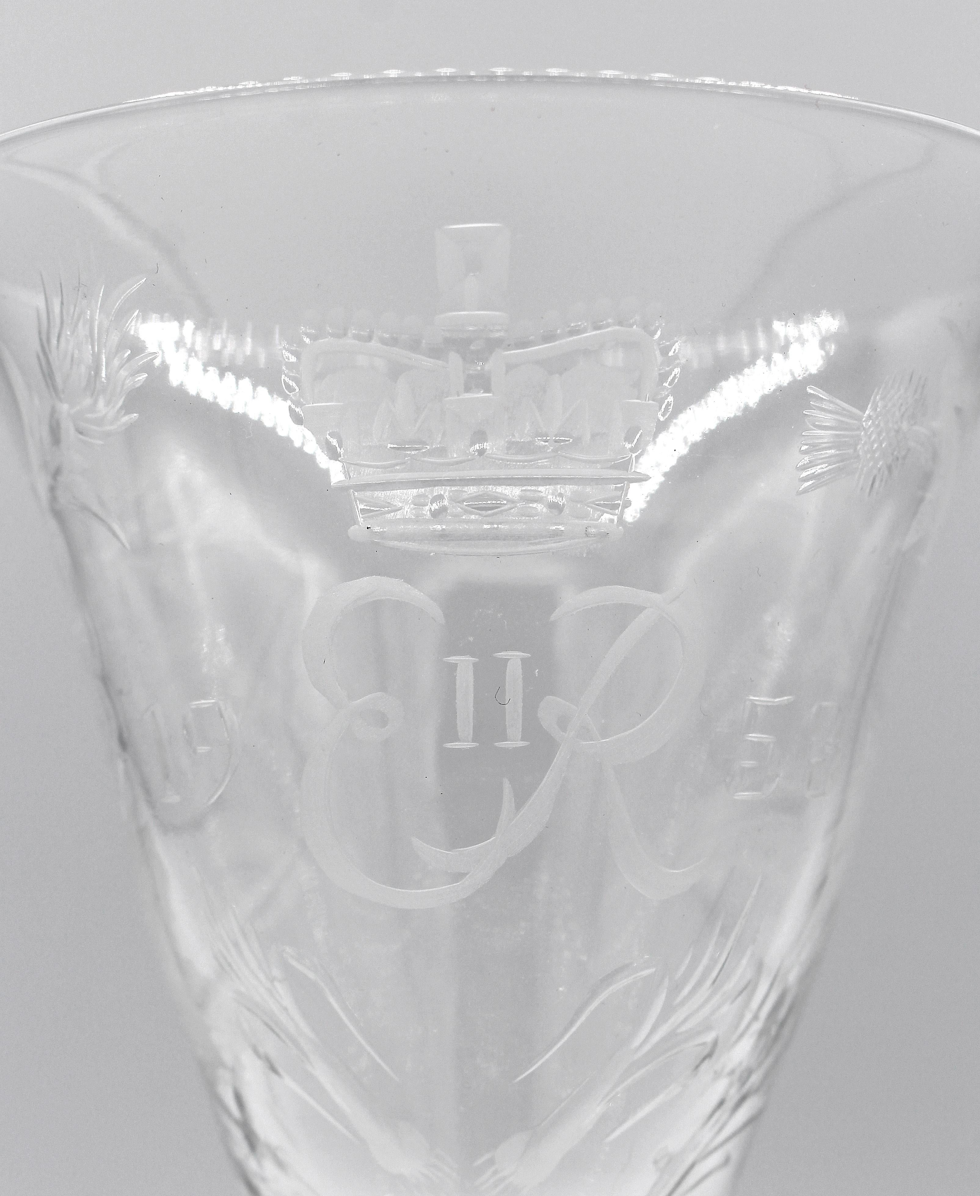 Gravé Gobelet anglais Elizabeth II Coronation Glass de Webb, 1953 en vente