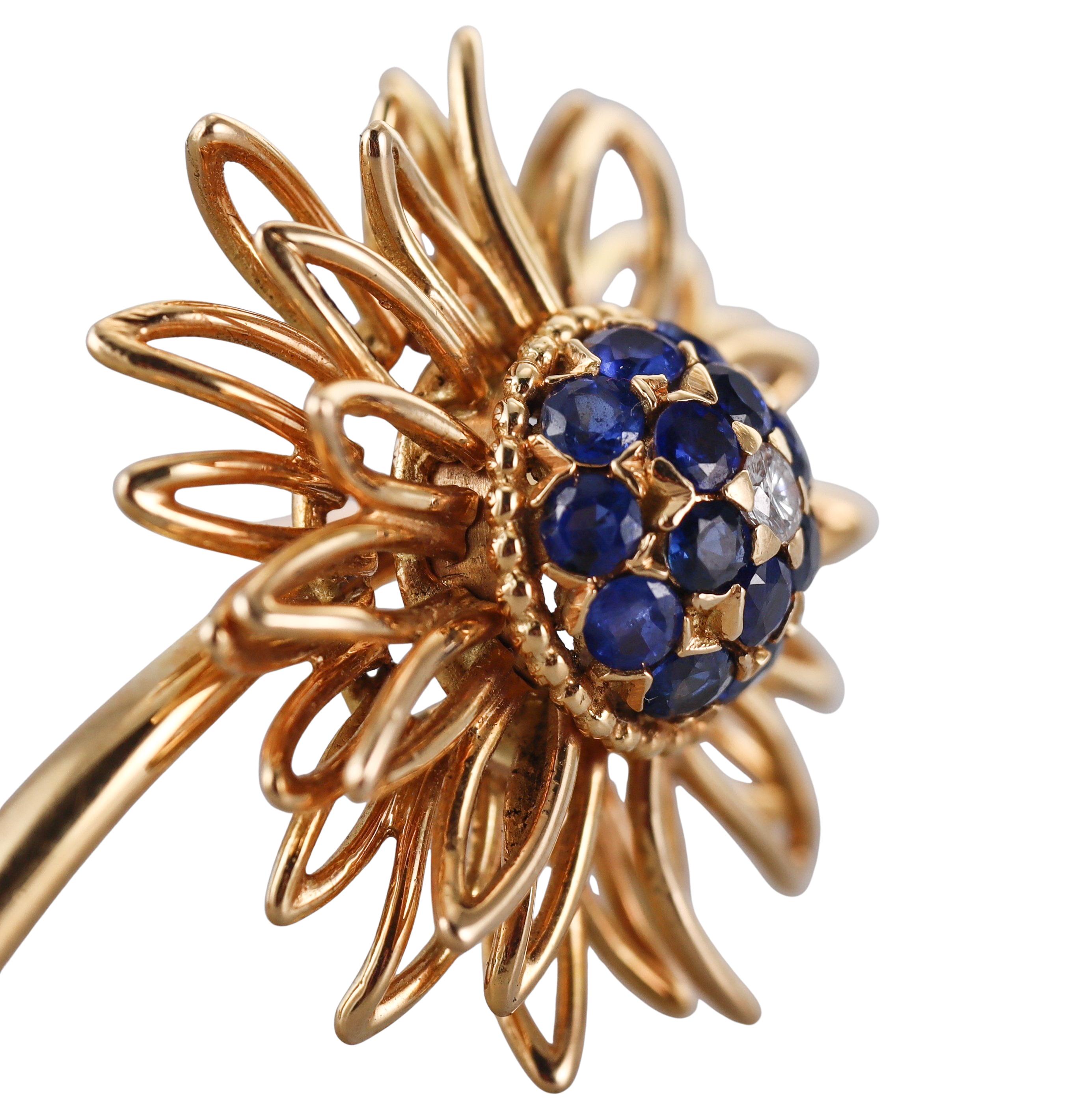 English 1960s Diamond Sapphire Yellow Gold Flower Brooch For Sale 1