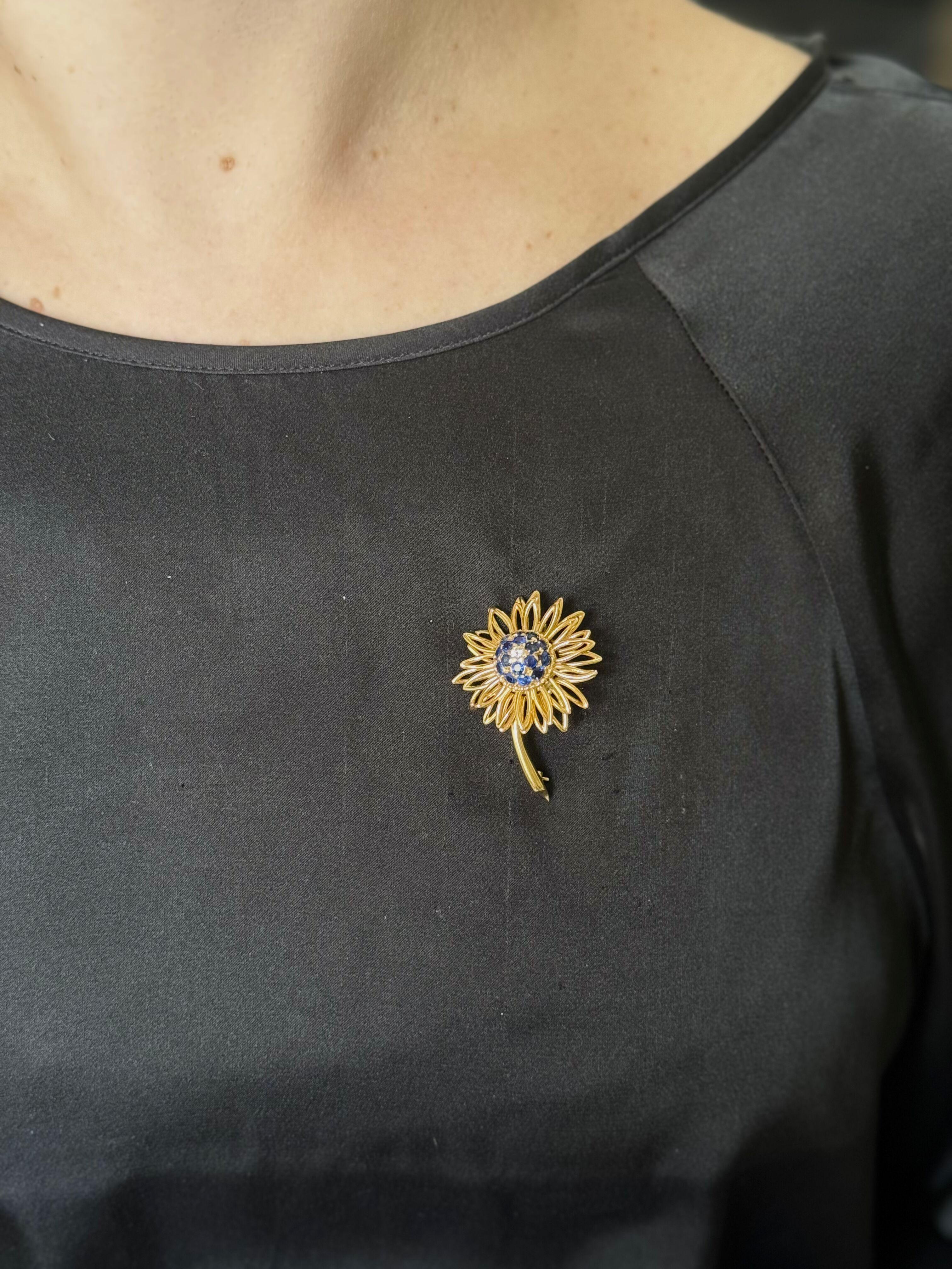 English 1960s Diamond Sapphire Yellow Gold Flower Brooch For Sale 2
