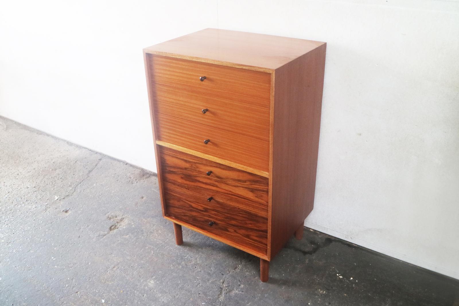 The contrast between the rosewood and teak veneers are the outstanding feature of this pretty chest of drawers. With petite black handles. Equally at home in the bedroom or in living areas.

 

 