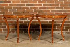 Englische 1960er Jahre Eibe, Kiefer und Giltwood Demilune Konsolentische, ein Paar